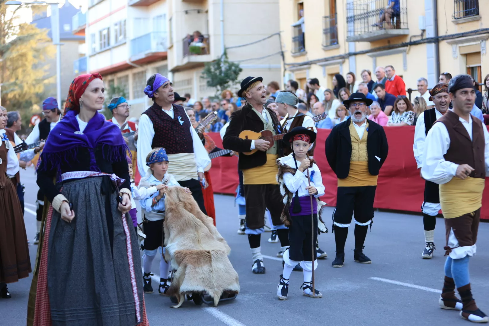 Último desfile del Festival Folklórico de los Pirineos. Foto Miguel Ángel Muñoz 