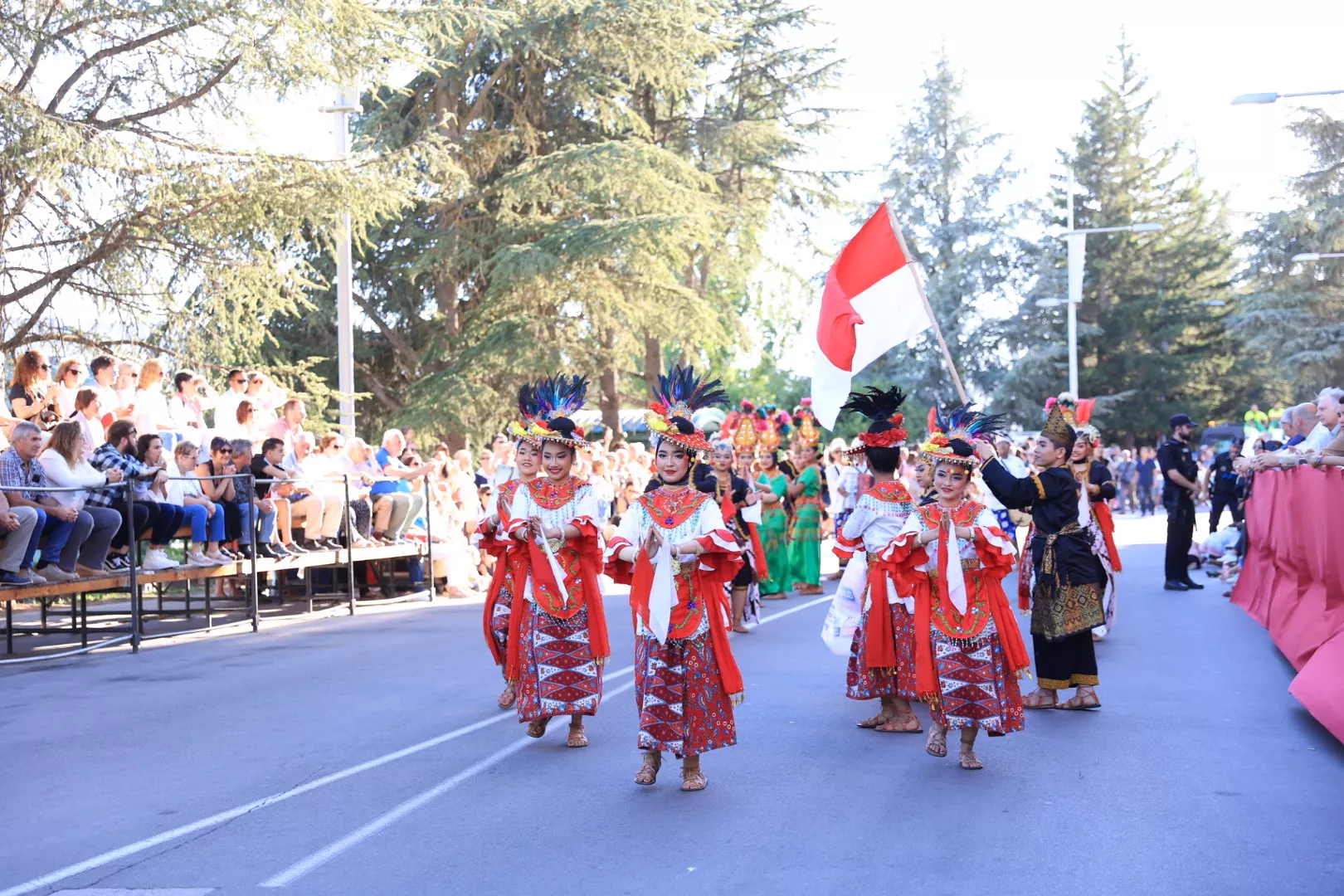 Último desfile del Festival Folklórico de los Pirineos. Foto Miguel Ángel Muñoz 