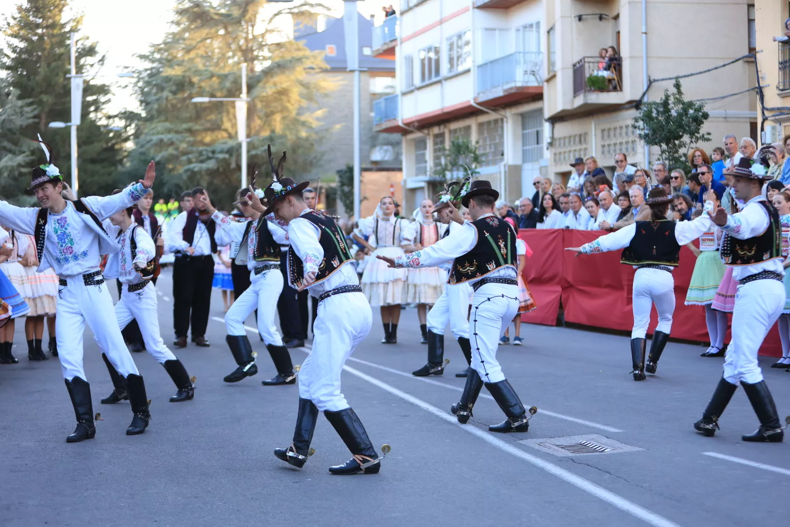 Último desfile del Festival Folklórico de los Pirineos. Foto Miguel Ángel Muñoz 