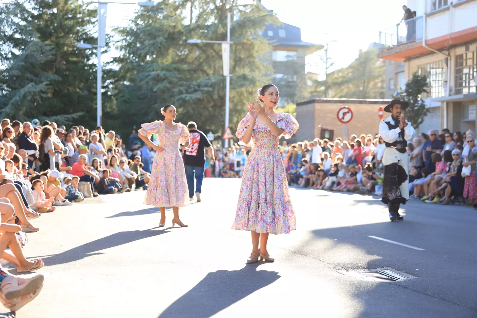 Último desfile del Festival Folklórico de los Pirineos. Foto Miguel Ángel Muñoz 