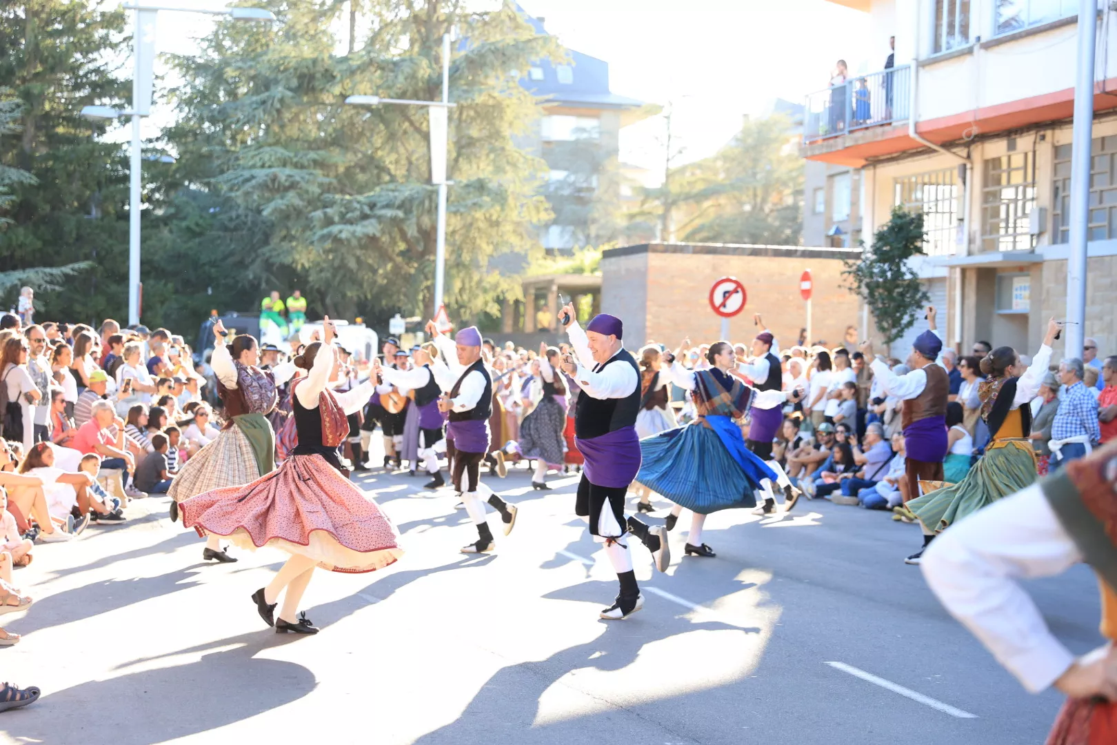 Último desfile del Festival Folklórico de los Pirineos. Foto Miguel Ángel Muñoz 