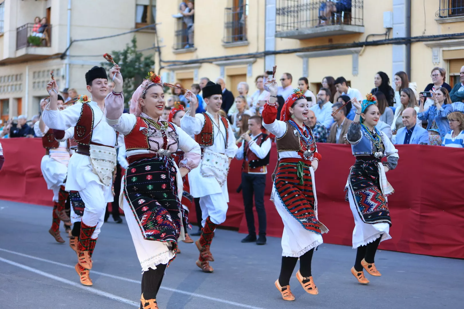 Último desfile del Festival Folklórico de los Pirineos. Foto Miguel Ángel Muñoz