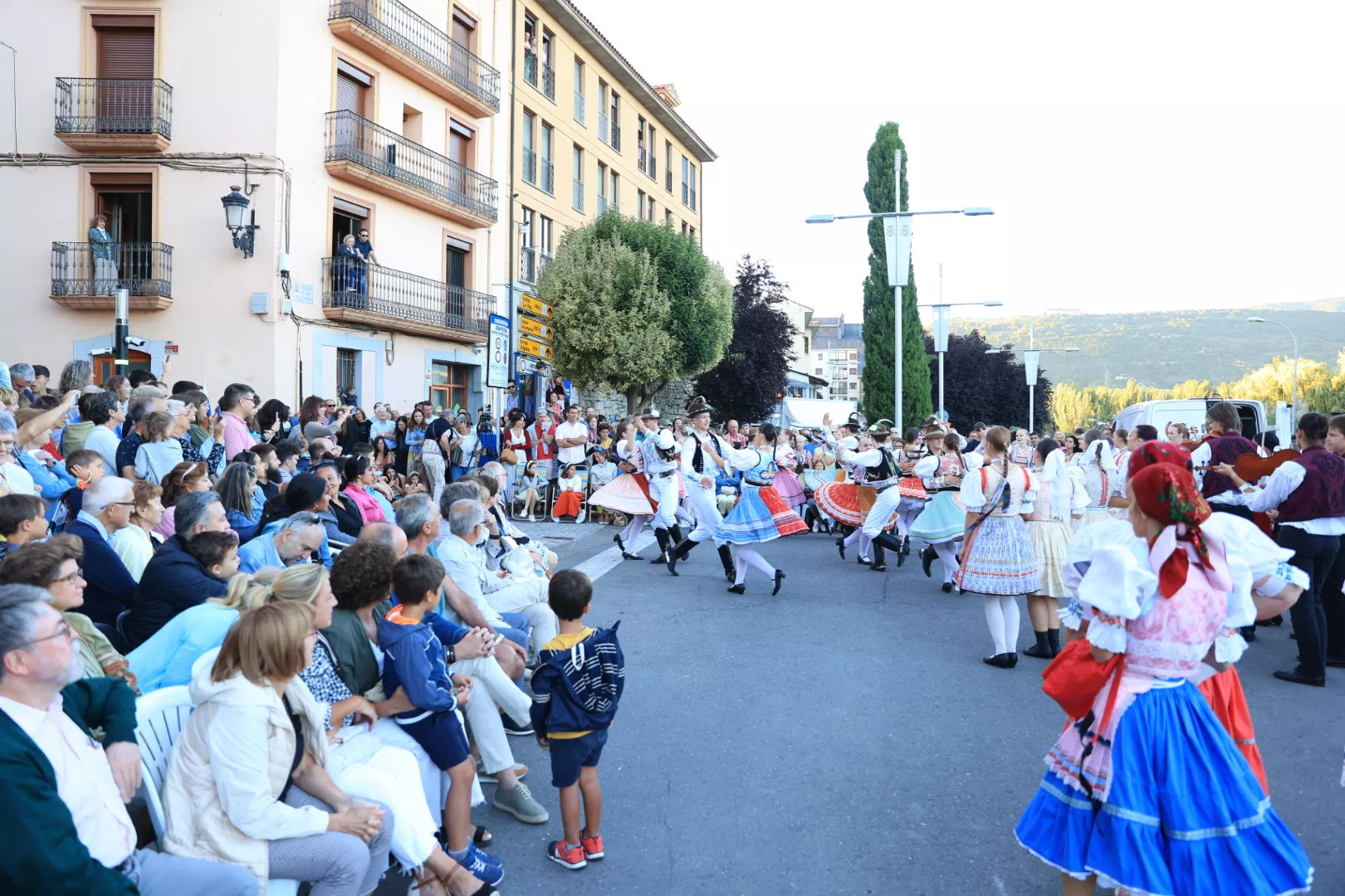 Último desfile del Festival Folklórico de los Pirineos. Foto Miguel Ángel Muñoz 
