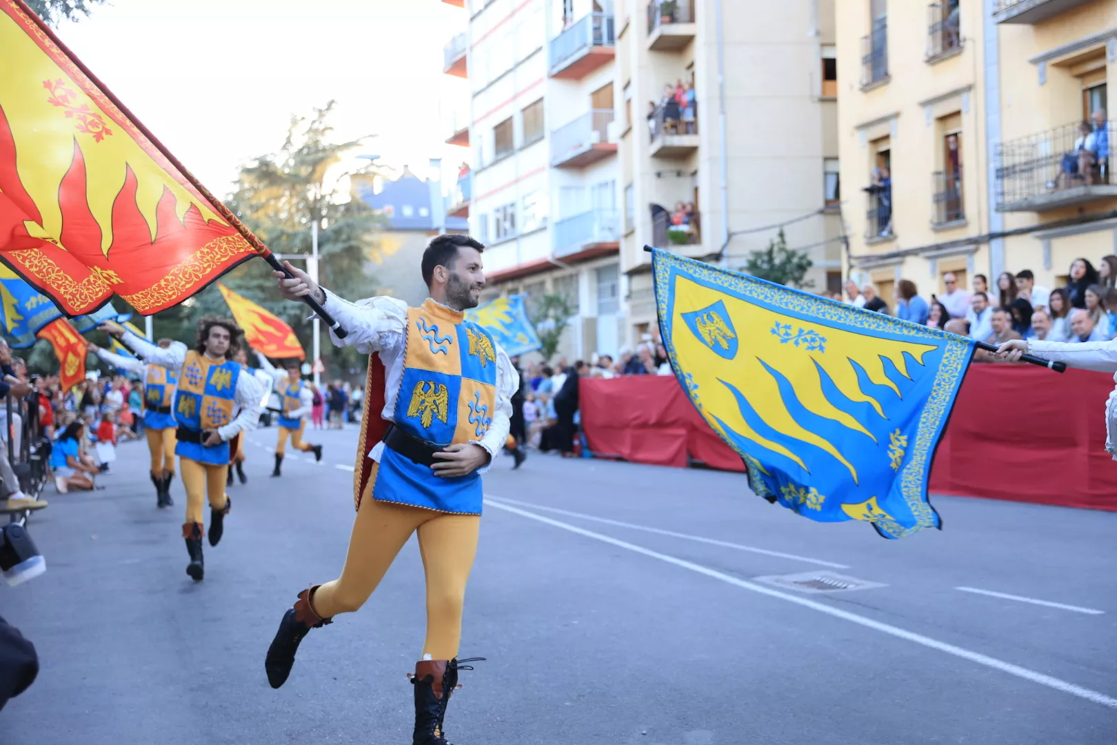 Último desfile del Festival Folklórico de los Pirineos. Foto Miguel Ángel Muñoz 