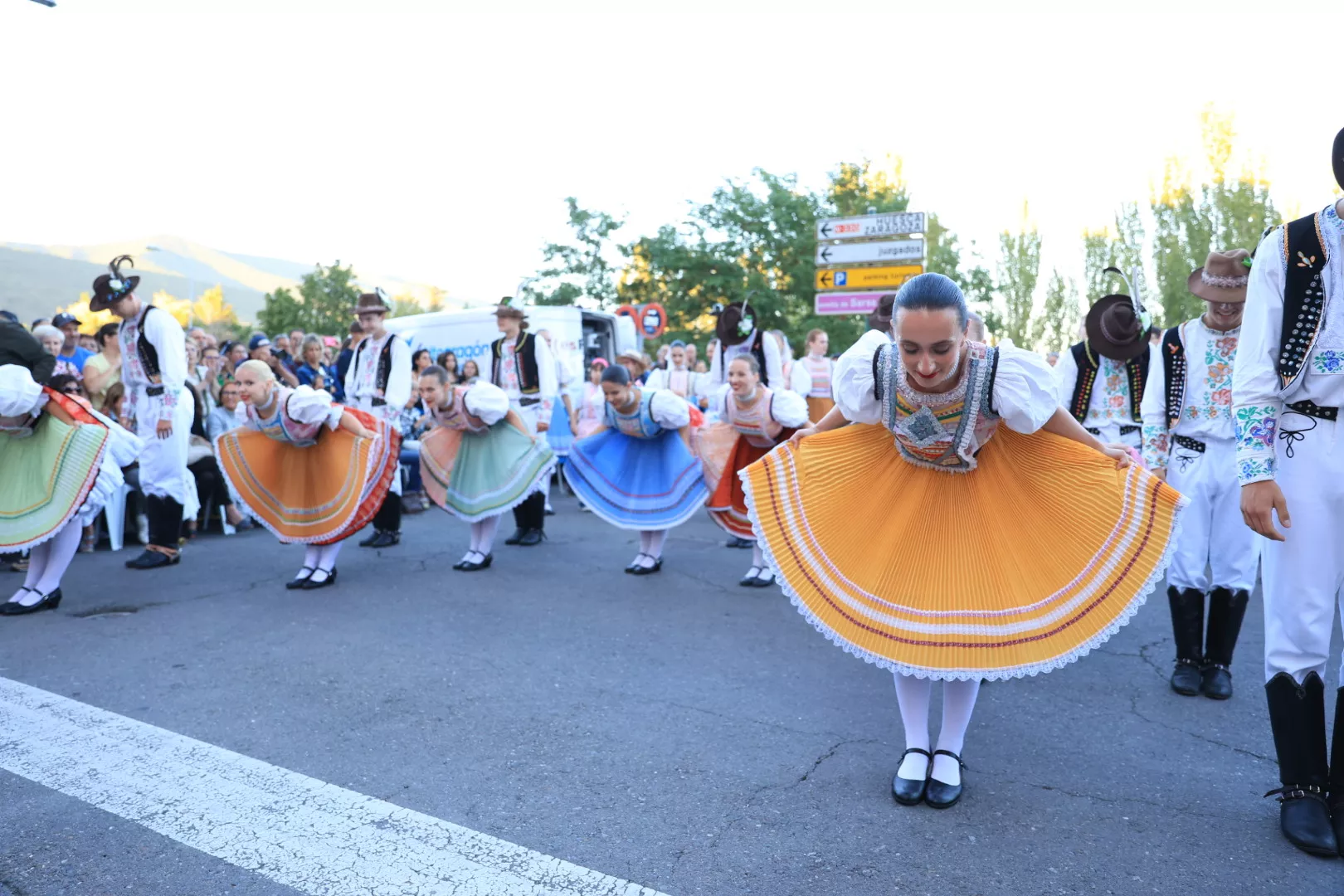 Último desfile del Festival Folklórico de los Pirineos. Foto Miguel Ángel Muñoz 