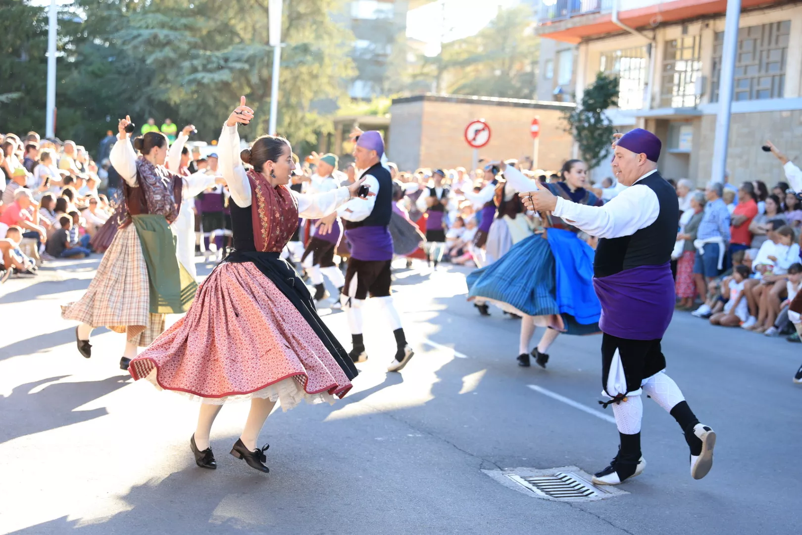 Último desfile del Festival Folklórico de los Pirineos. Foto Miguel Ángel Muñoz 
