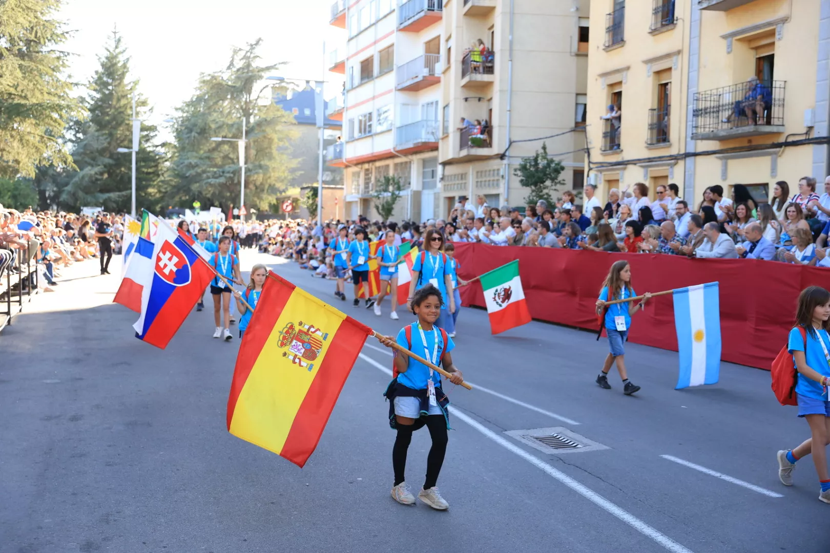 Último desfile del Festival Folklórico de los Pirineos. Foto Miguel Ángel Muñoz 