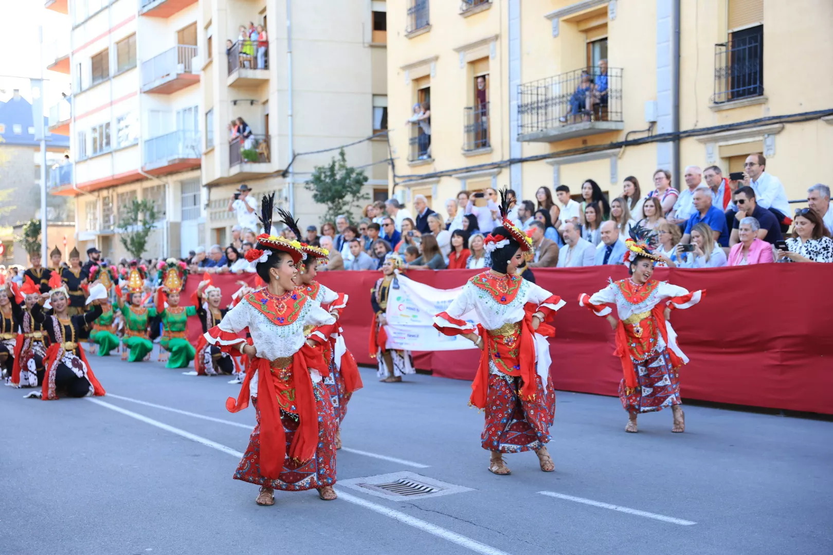 Último desfile del Festival Folklórico de los Pirineos. Foto Miguel Ángel Muñoz 