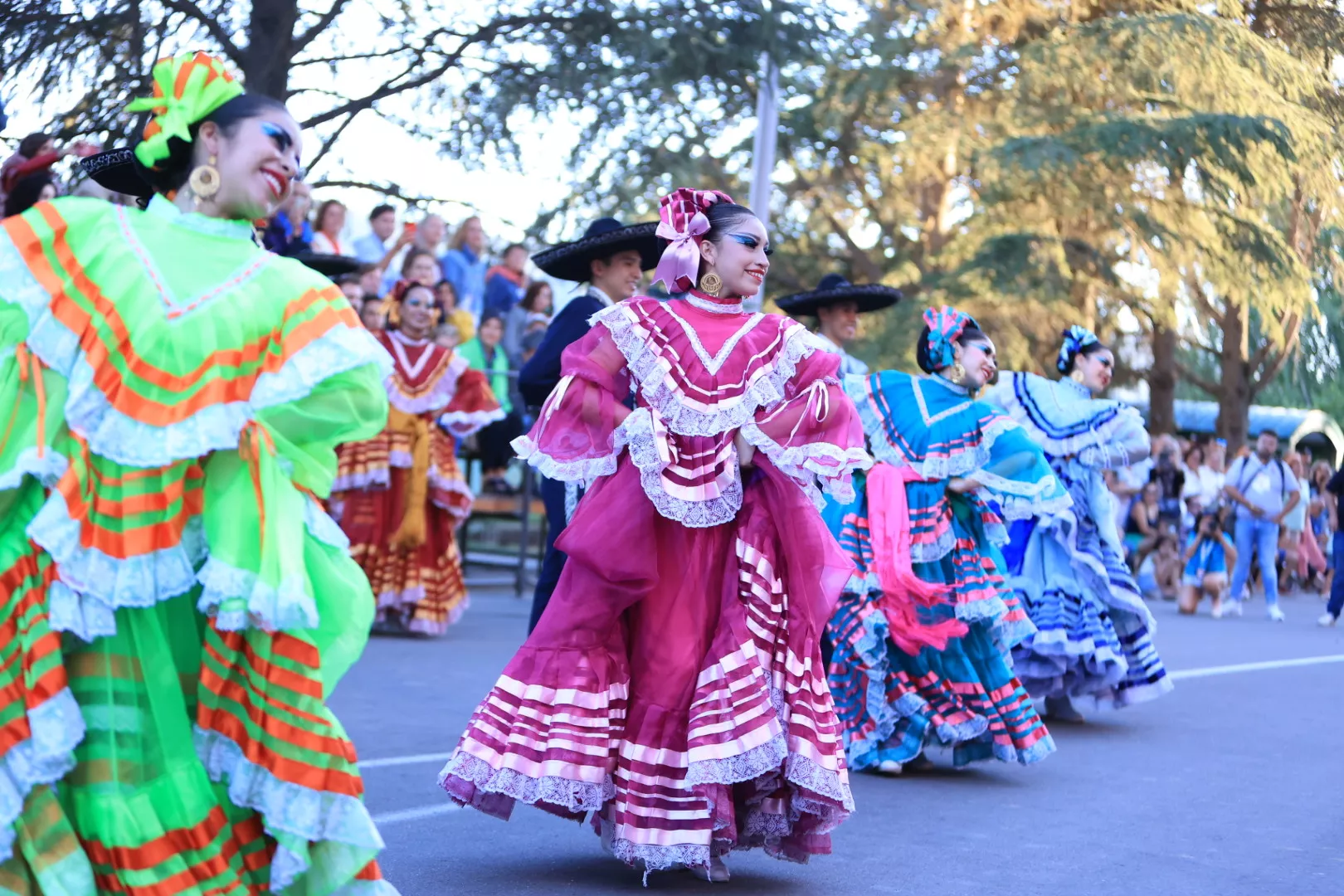Último desfile del Festival Folklórico de los Pirineos. Foto Miguel Ángel Muñoz 