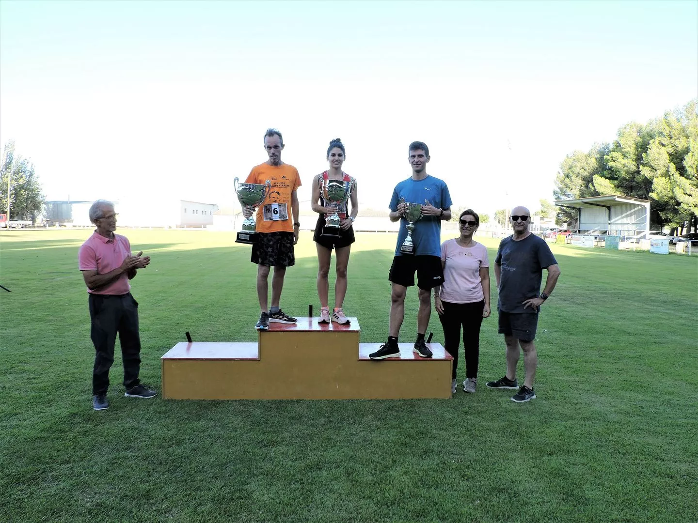 Entrega de trofeos a los vencedores de cada categoría en Santalecina.