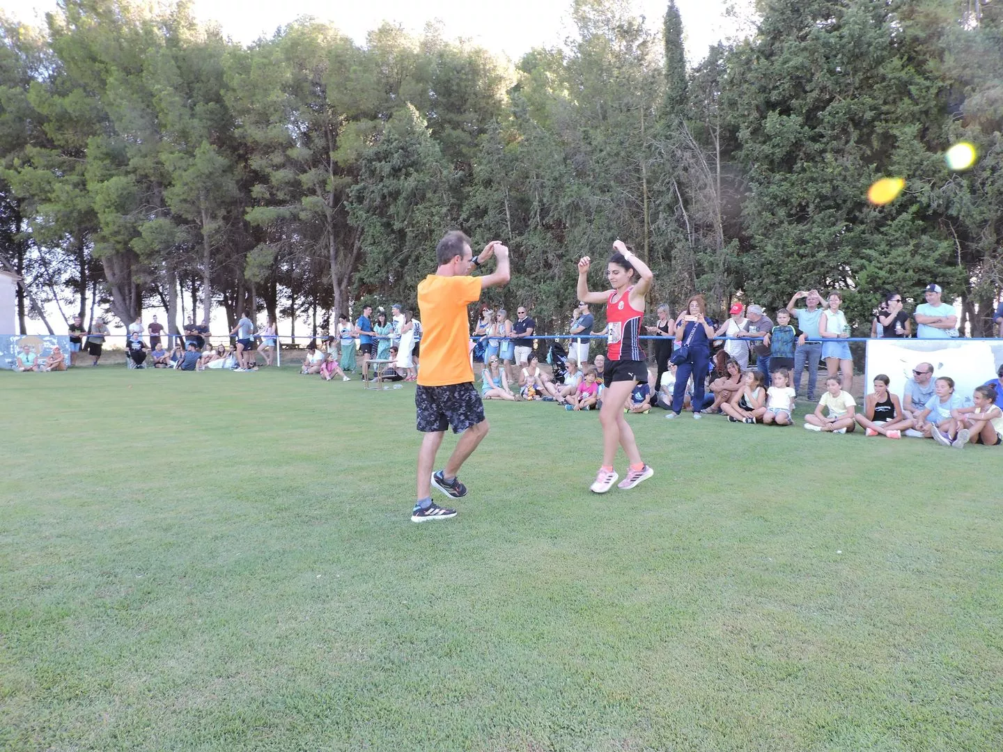 Castells y Aznar bailando la jota de los pollos