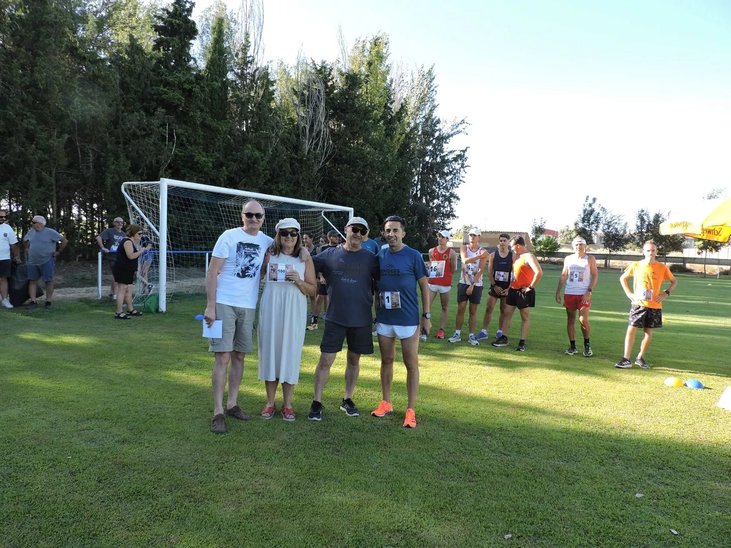 Familiares de Ignacio Latorre y Toni Santisteban con dorsales conmemorativos
