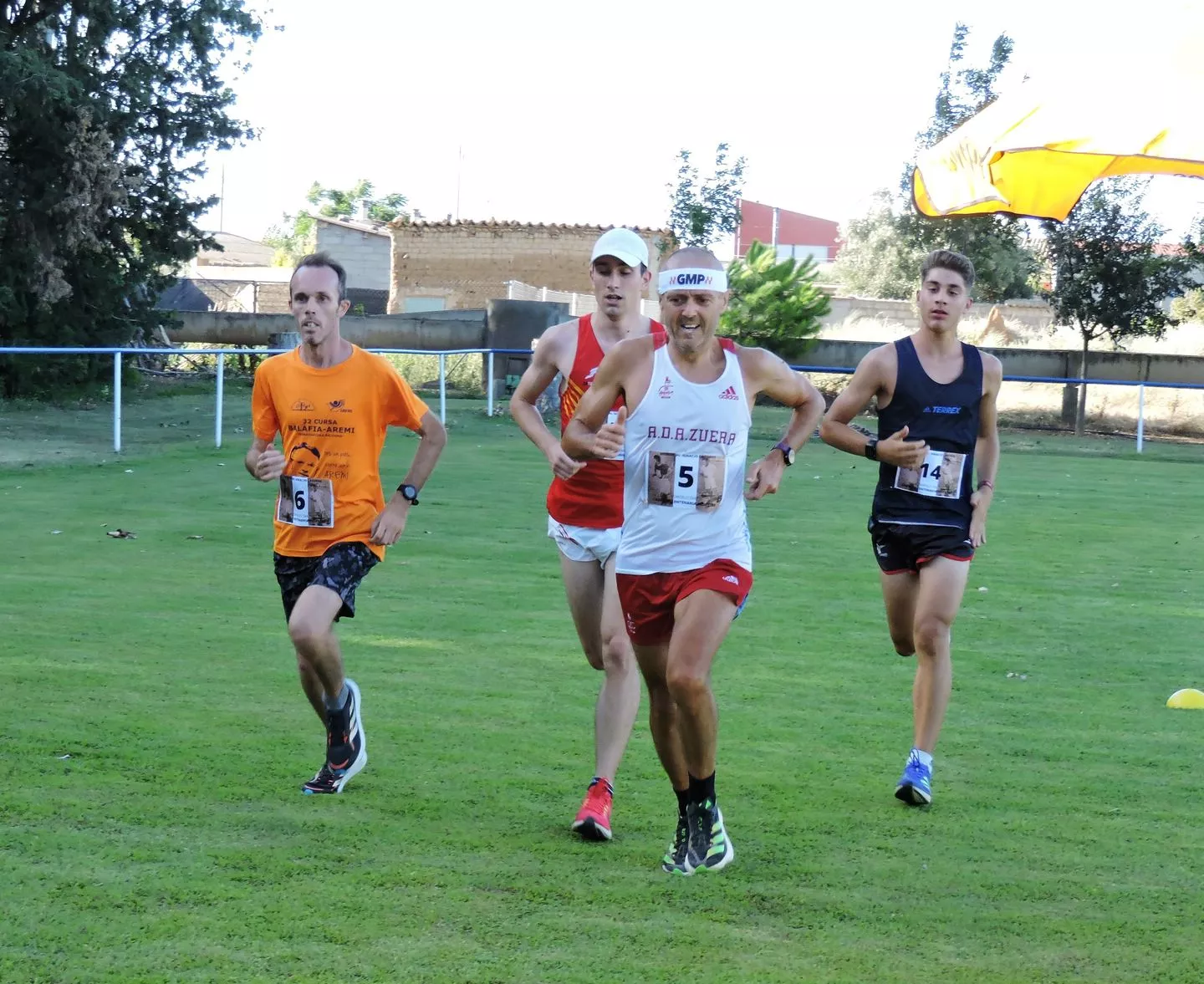 Cuarteto de cabeza en las primeras vueltas