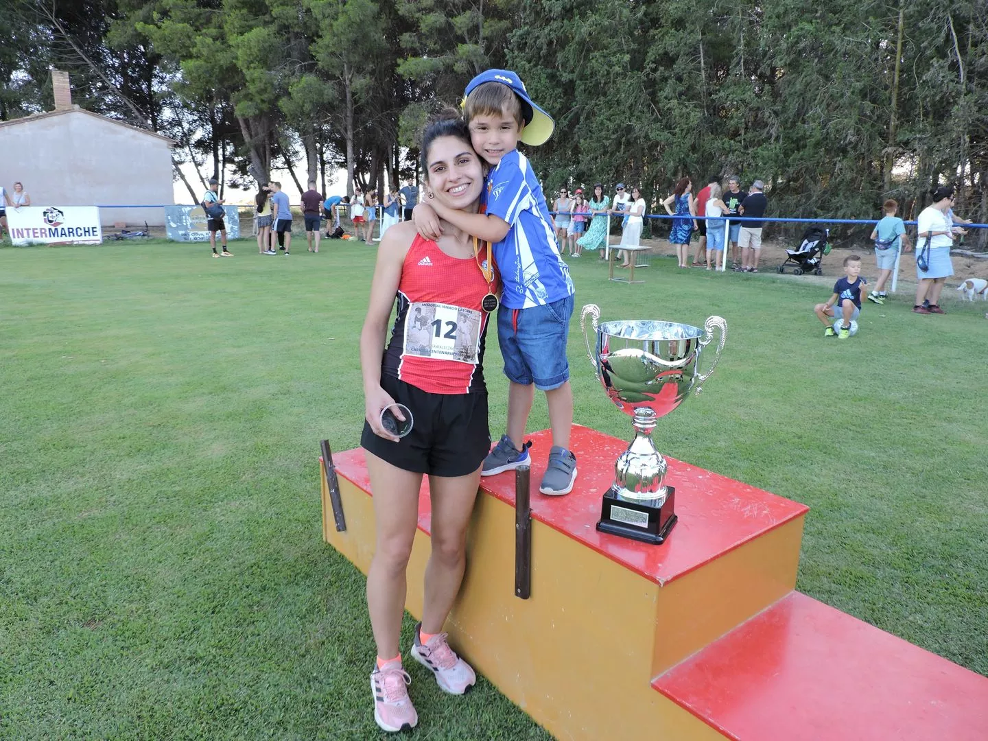 Paloma Aznar donó su trofeo a un niño