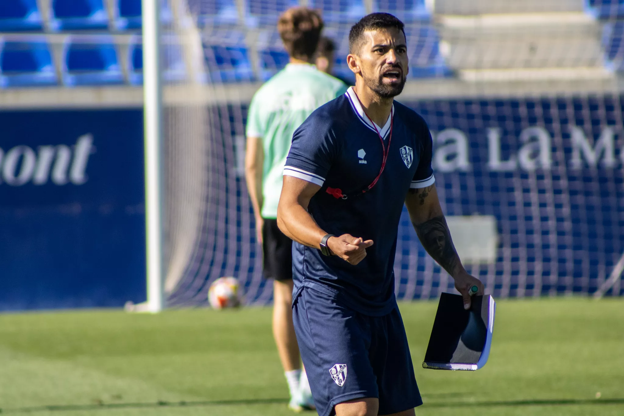 Sebas Martínez, entrenador del Huesca B, en un entrenamiento de la pasada semana. Foto: @CanteraSDHuesca