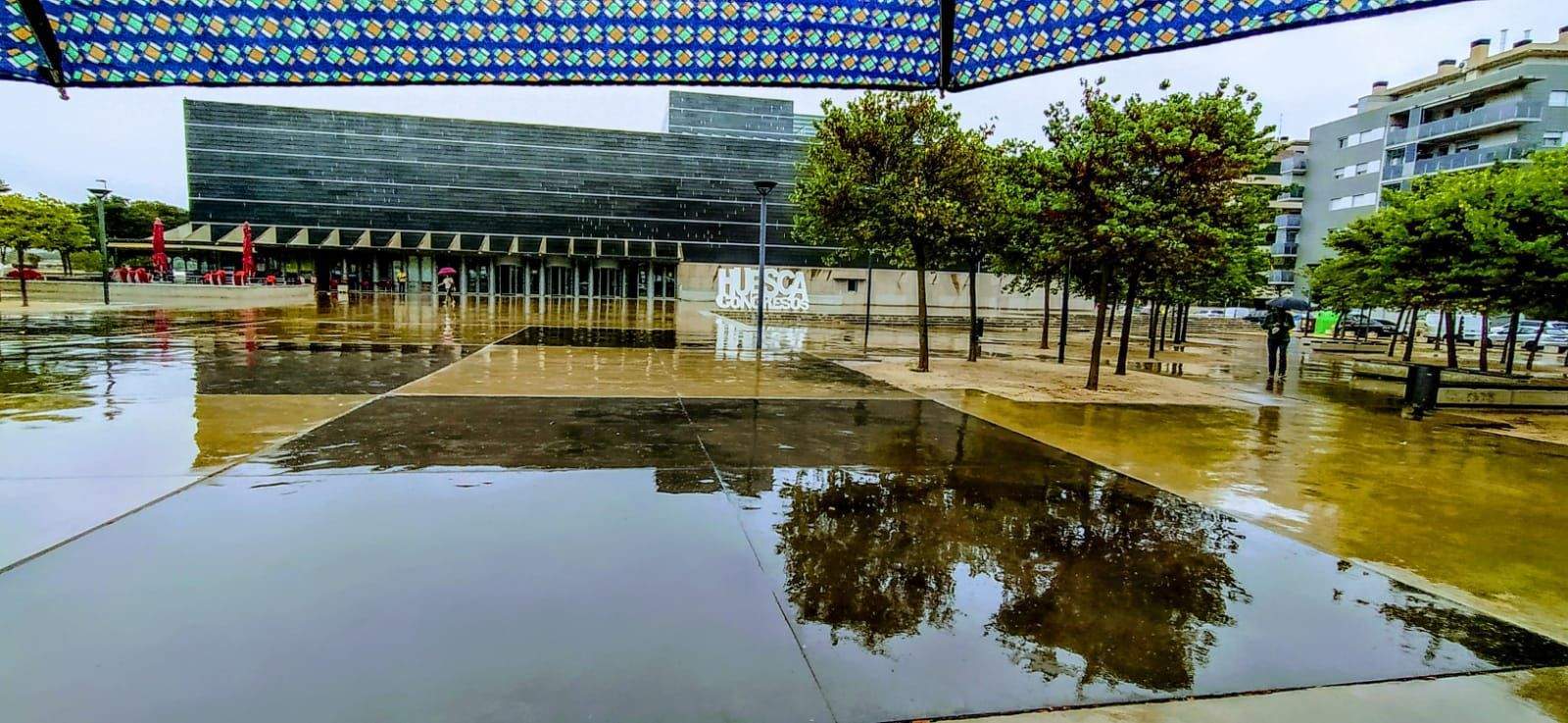 Y por fin llegó la lluvia a Huesca. Foto Joaquín Santafé 