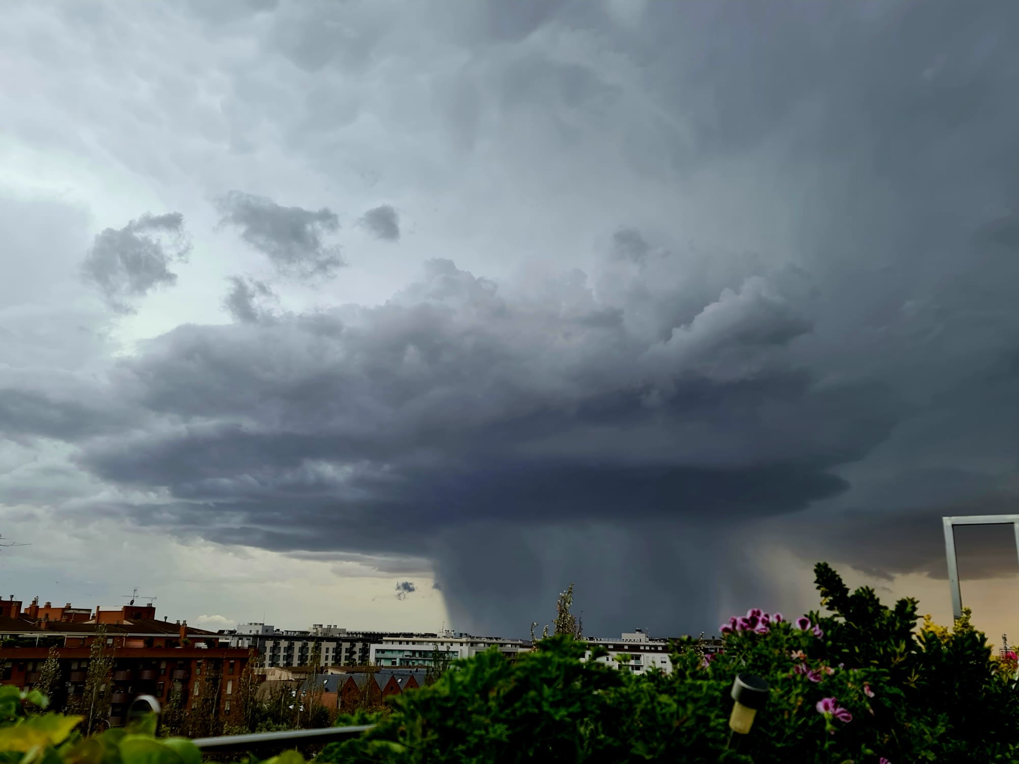 Impresionante imagen de Huesca, tomada este martes desde Los Olivos. Foto Chus Hernando
