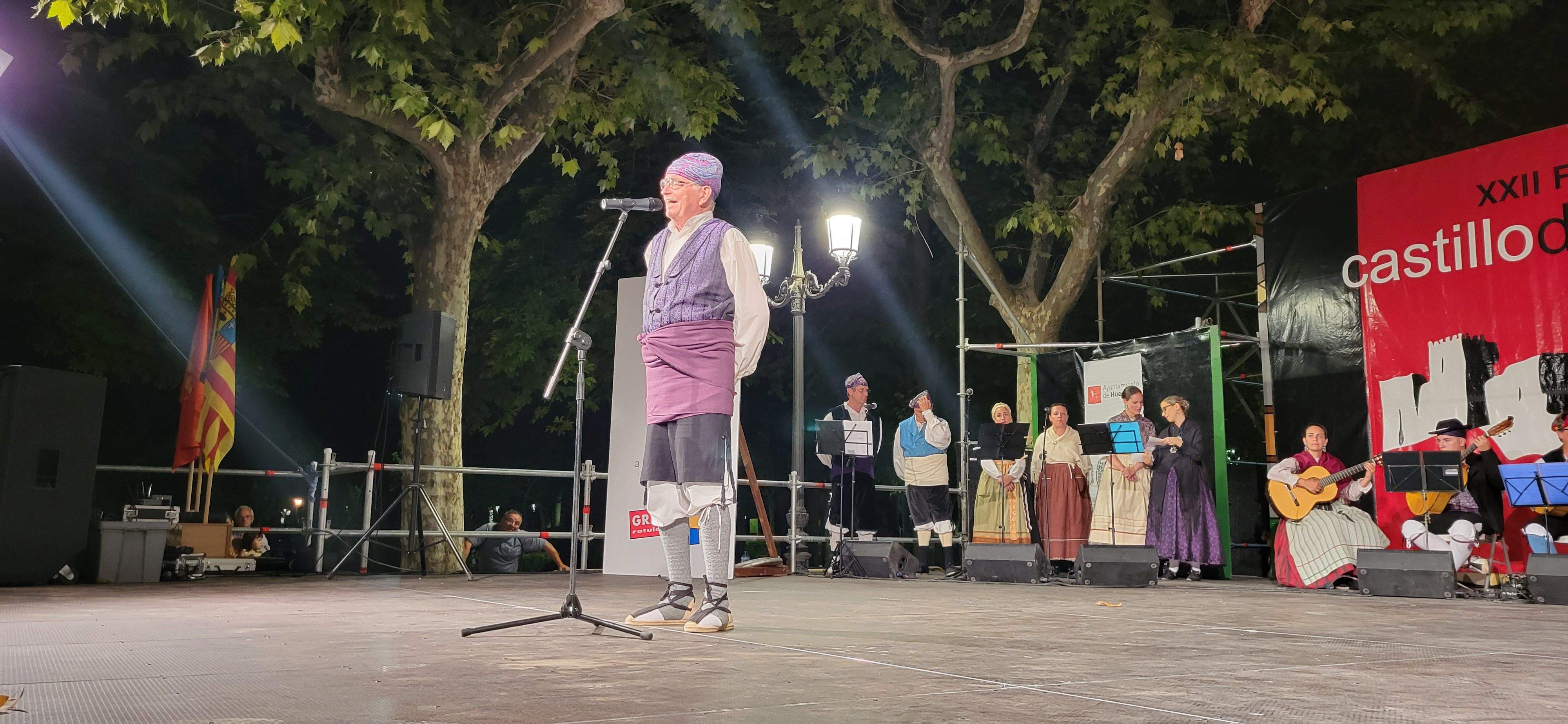 Jorge Martín salió al escenario para cantar una jota.