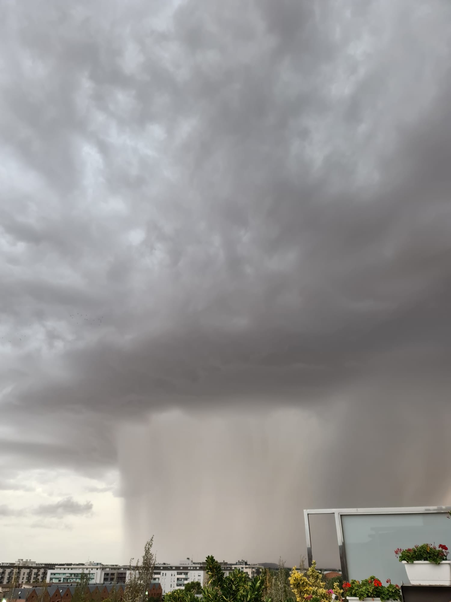 Impresionante imagen de Huesca, tomada este martes. Foto Chus Hernando