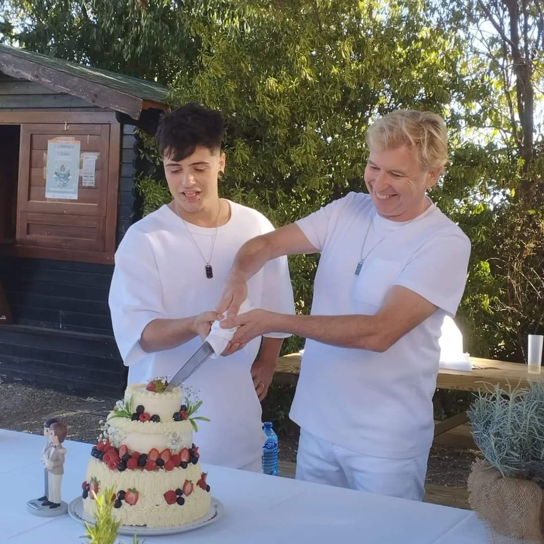 José y Juan Bautista parten la tarta nupcial