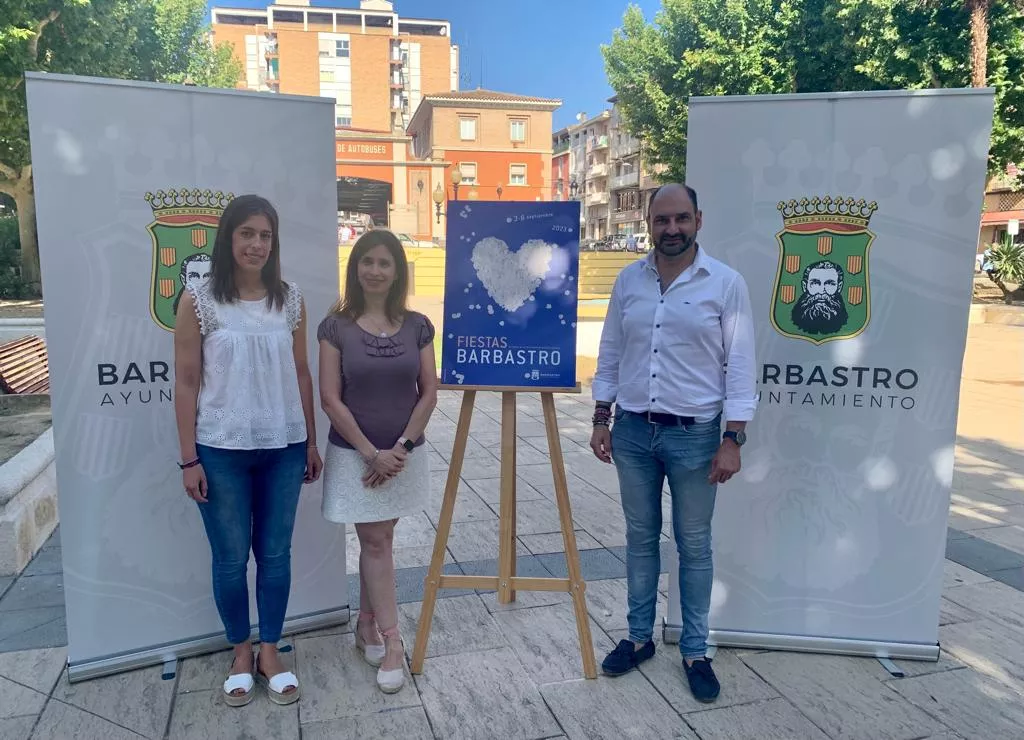 Lorena Espiérrez, Beatriz Gimeno y Fernando Torres, con el cartel de las Fiestas de Barbastro