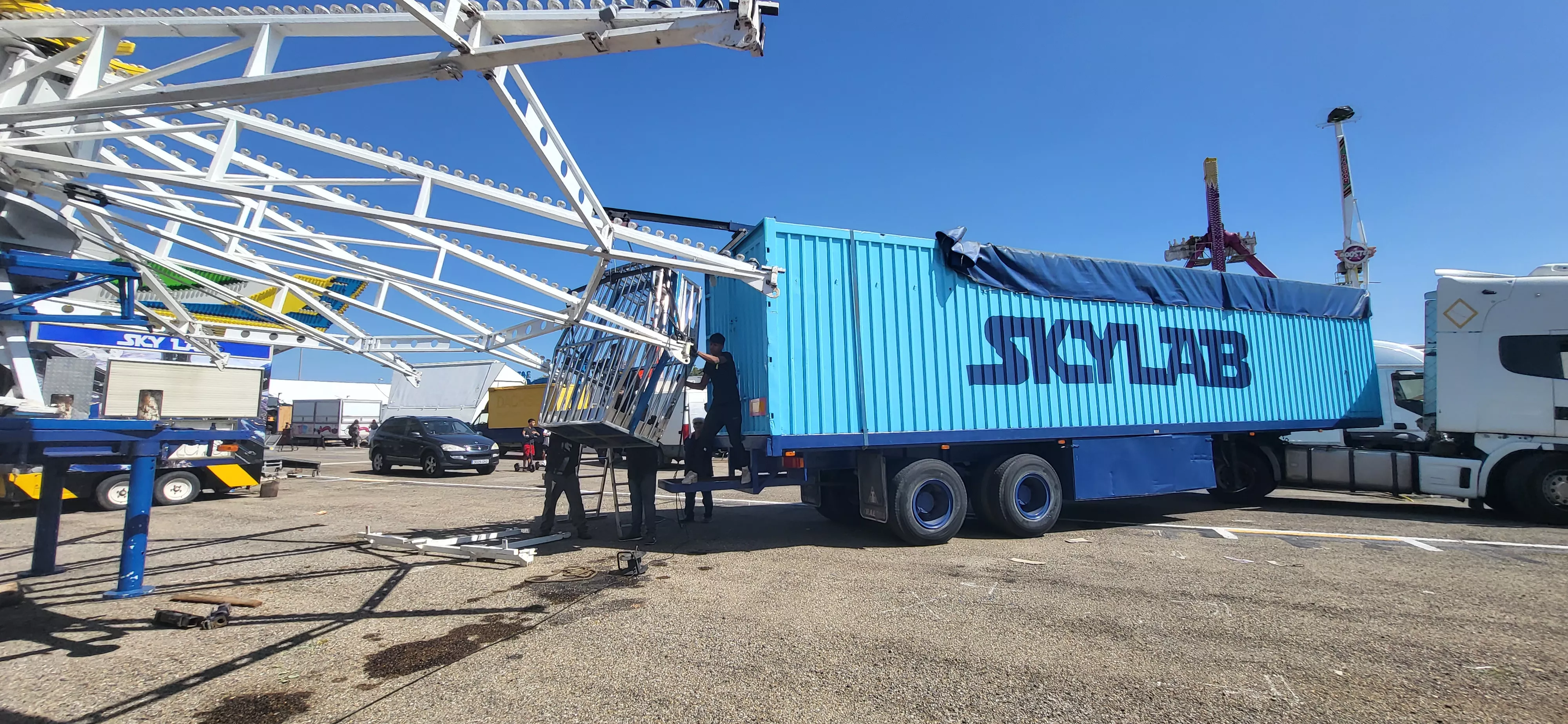 Preparativos en el recinto ferial de Huesca para montar las las atracciones para San Lorenzo. Foto: Mercedes Manterola