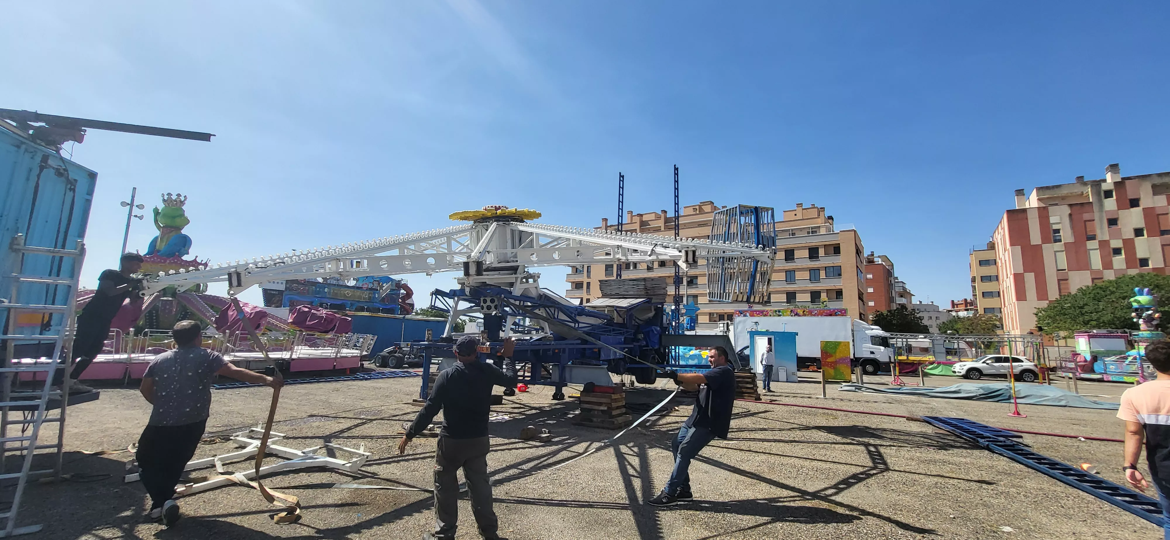 Preparativos en el recinto ferial de Huesca para montar las las atracciones para San Lorenzo. Foto: Mercedes Manterola