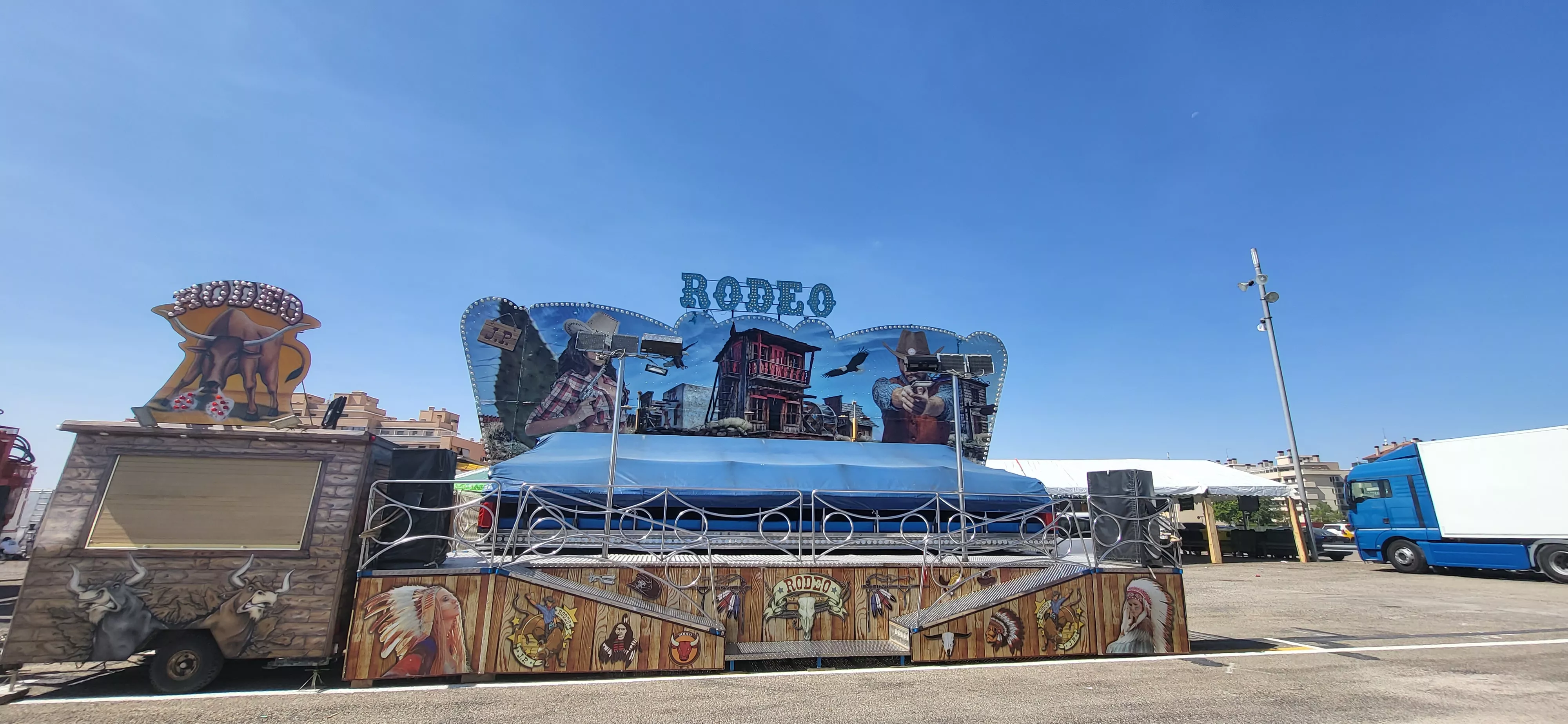 Preparativos en el recinto ferial de Huesca para montar las las atracciones para San Lorenzo. Foto: Mercedes Manterola
