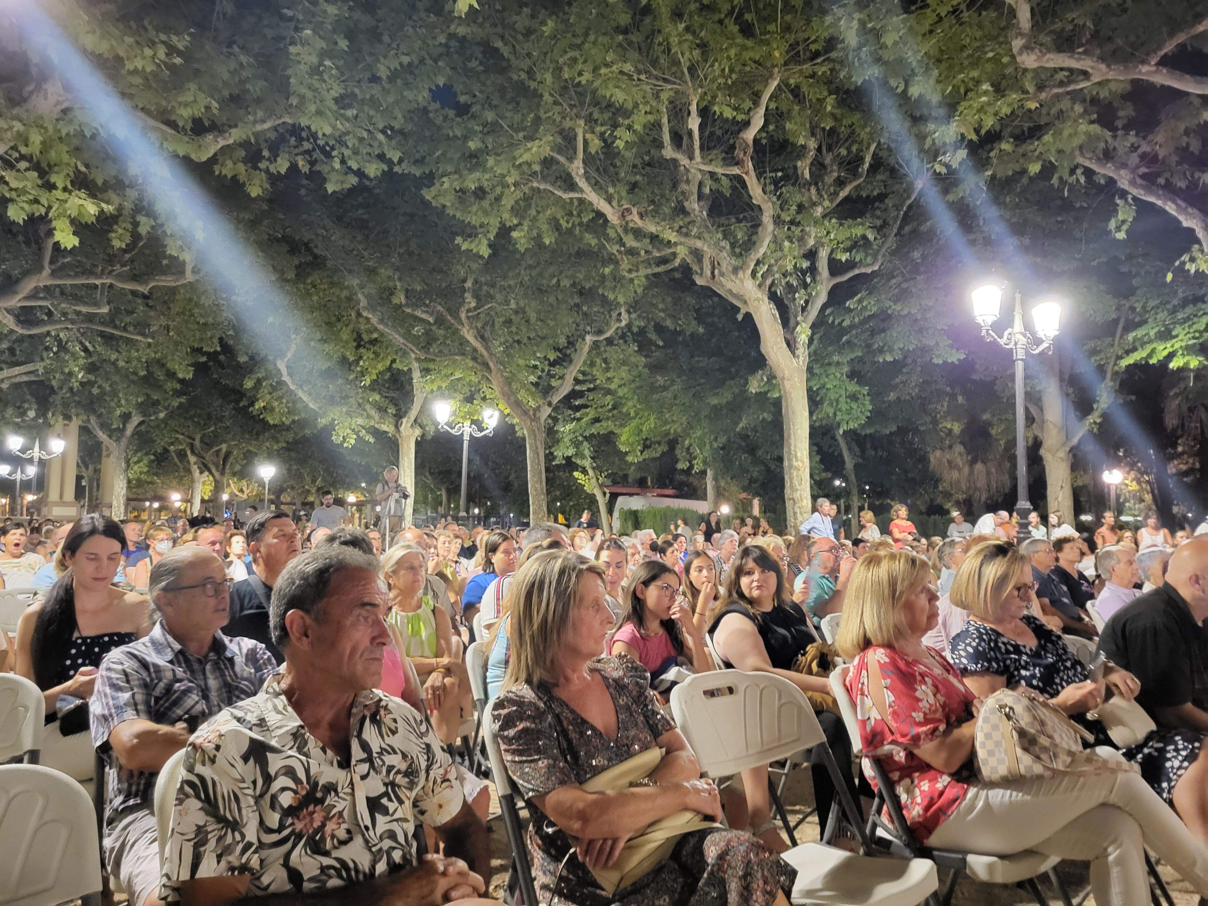 Público en el acto en el parque Miguel Servet