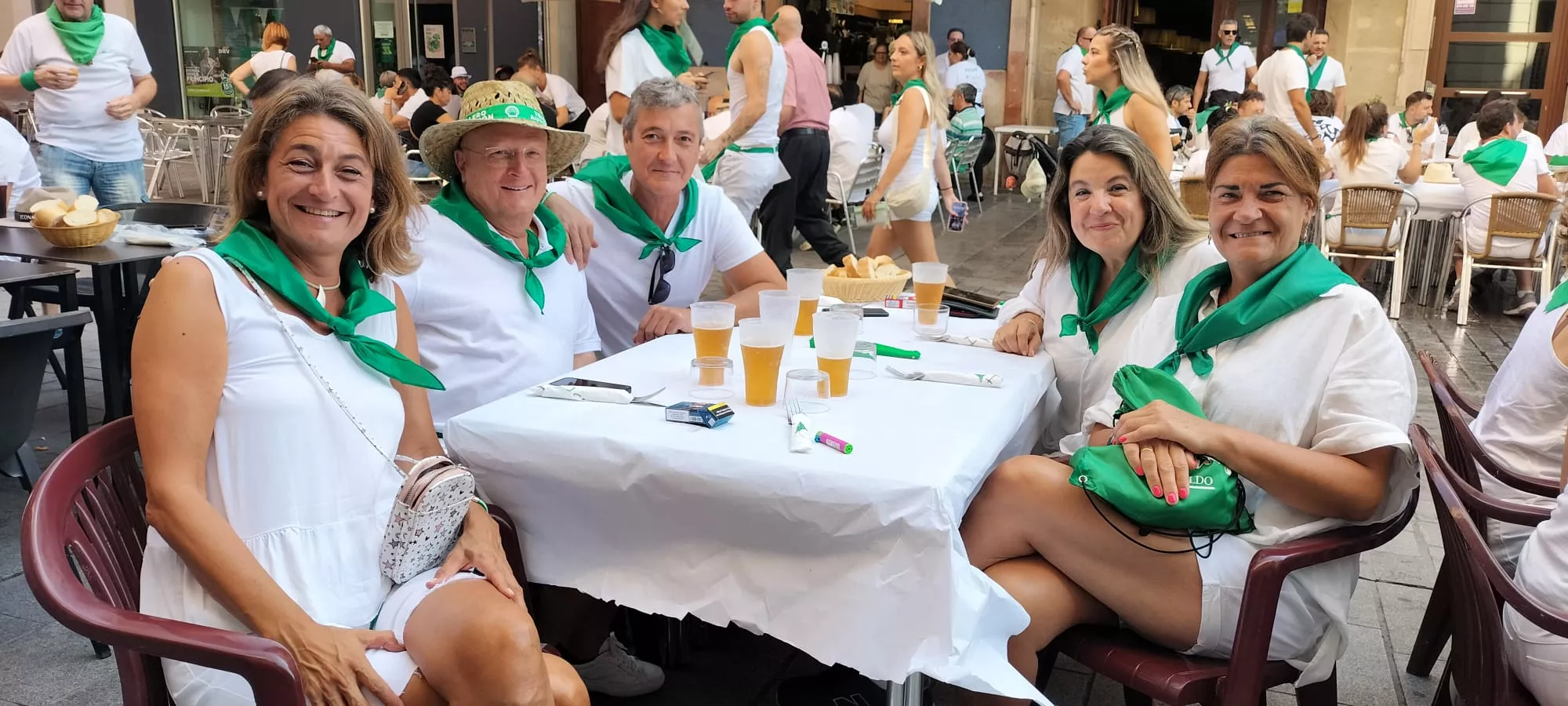 Muchísimo ambiente desde las 8:30 en los establecimientos de Huesca, que cuentan por cientos los servicios