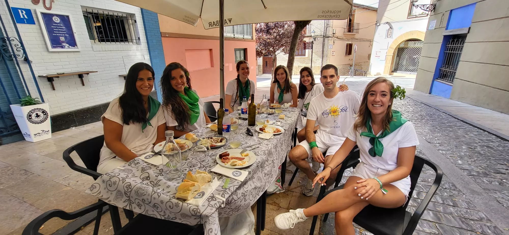 Muchísimo ambiente desde las 8:30 en los establecimientos de Huesca, que cuentan por cientos los servicios