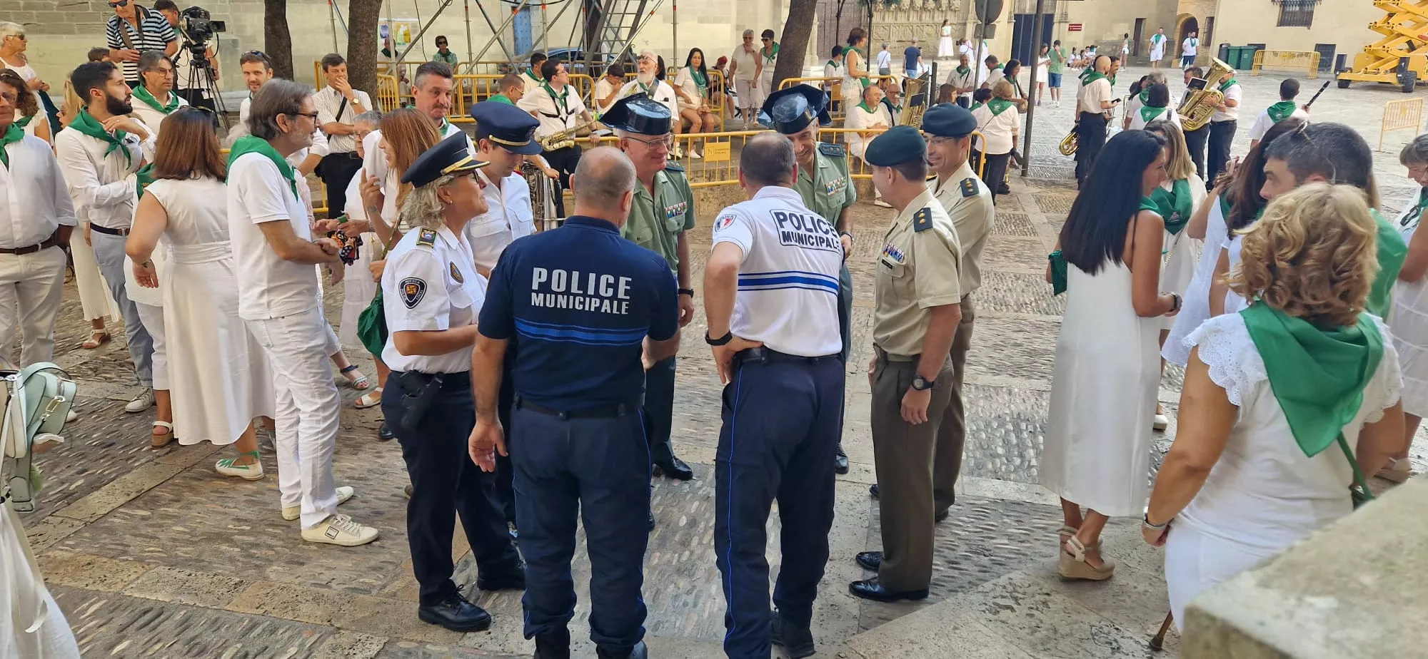 Acto del solemne izado de las banderas en el Ayuntamiento