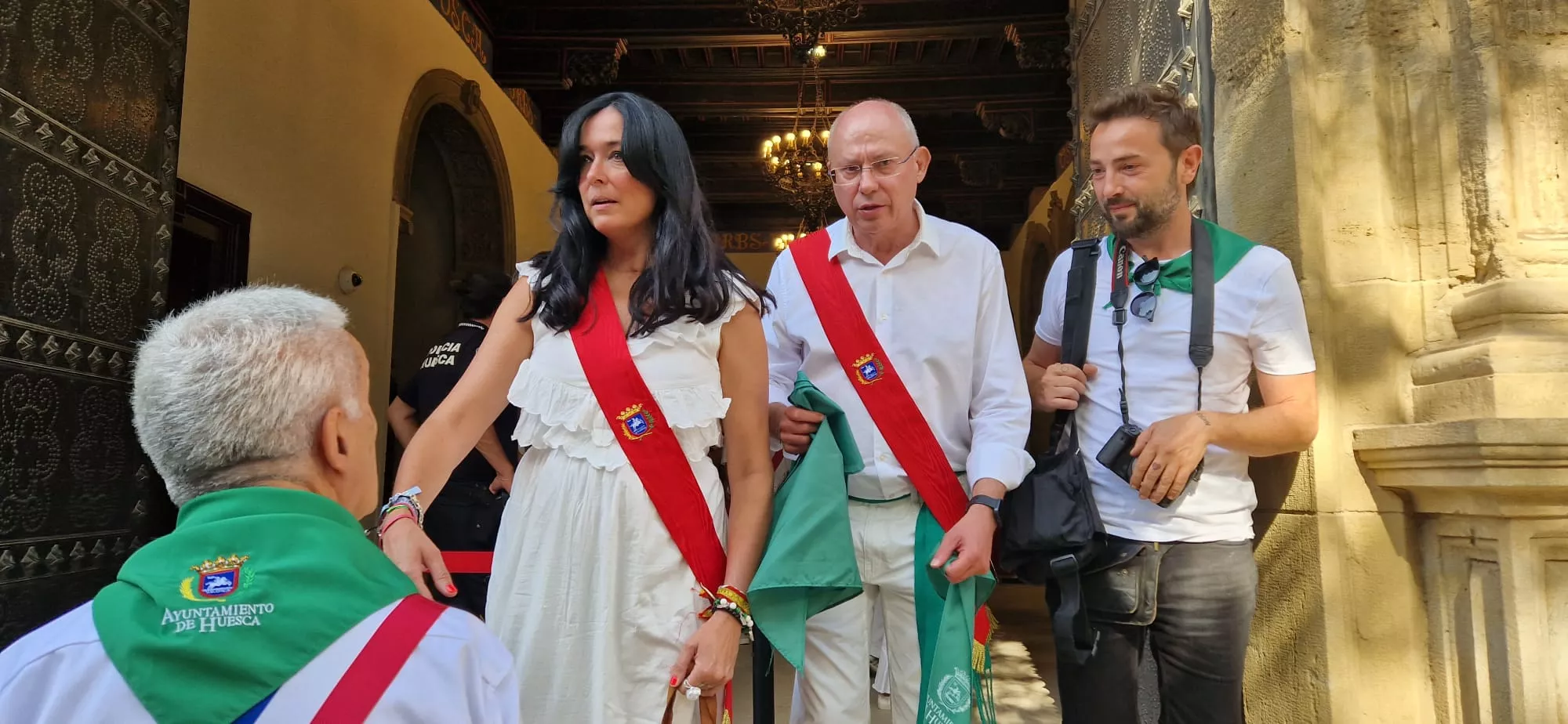 Acto del solemne izado de las banderas en el Ayuntamiento