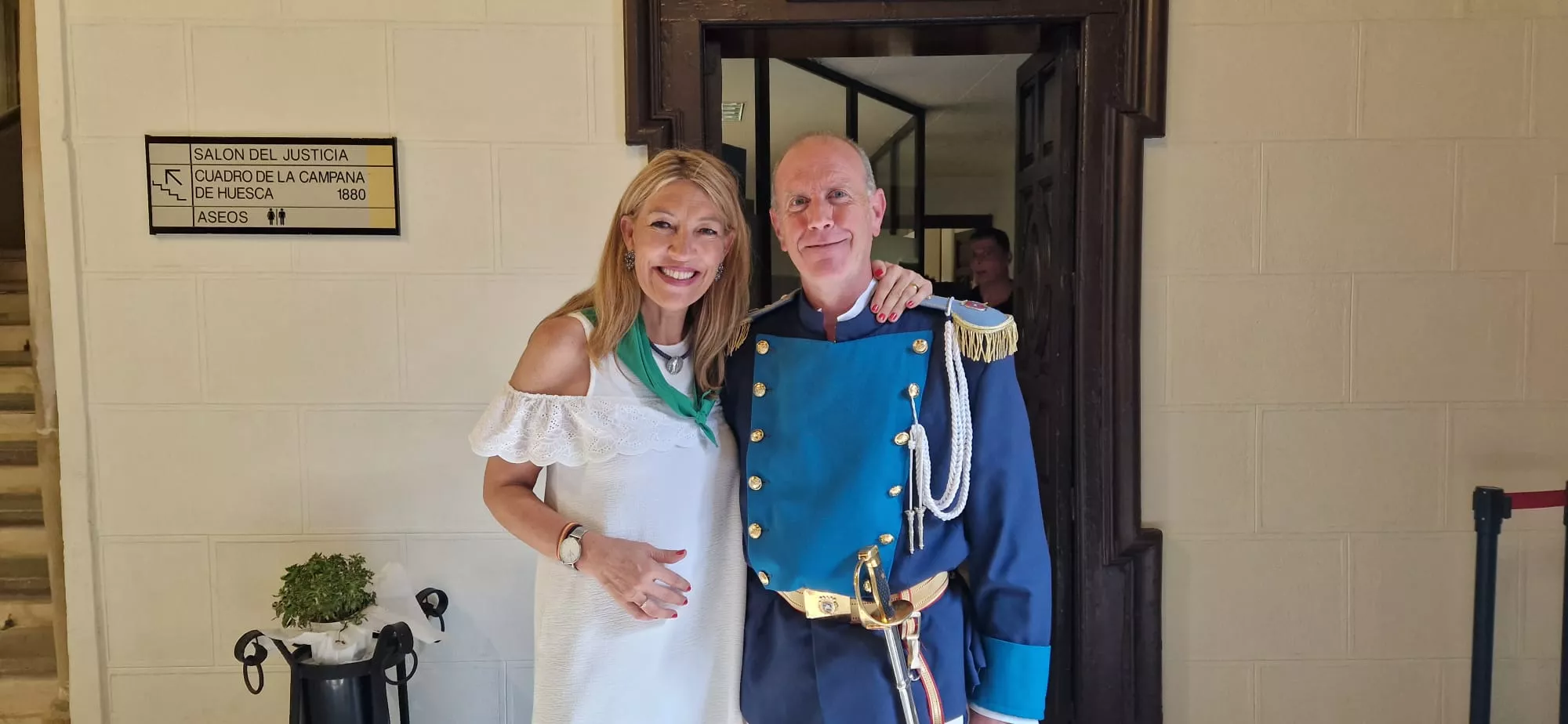 Acto del solemne izado de las banderas en el Ayuntamiento