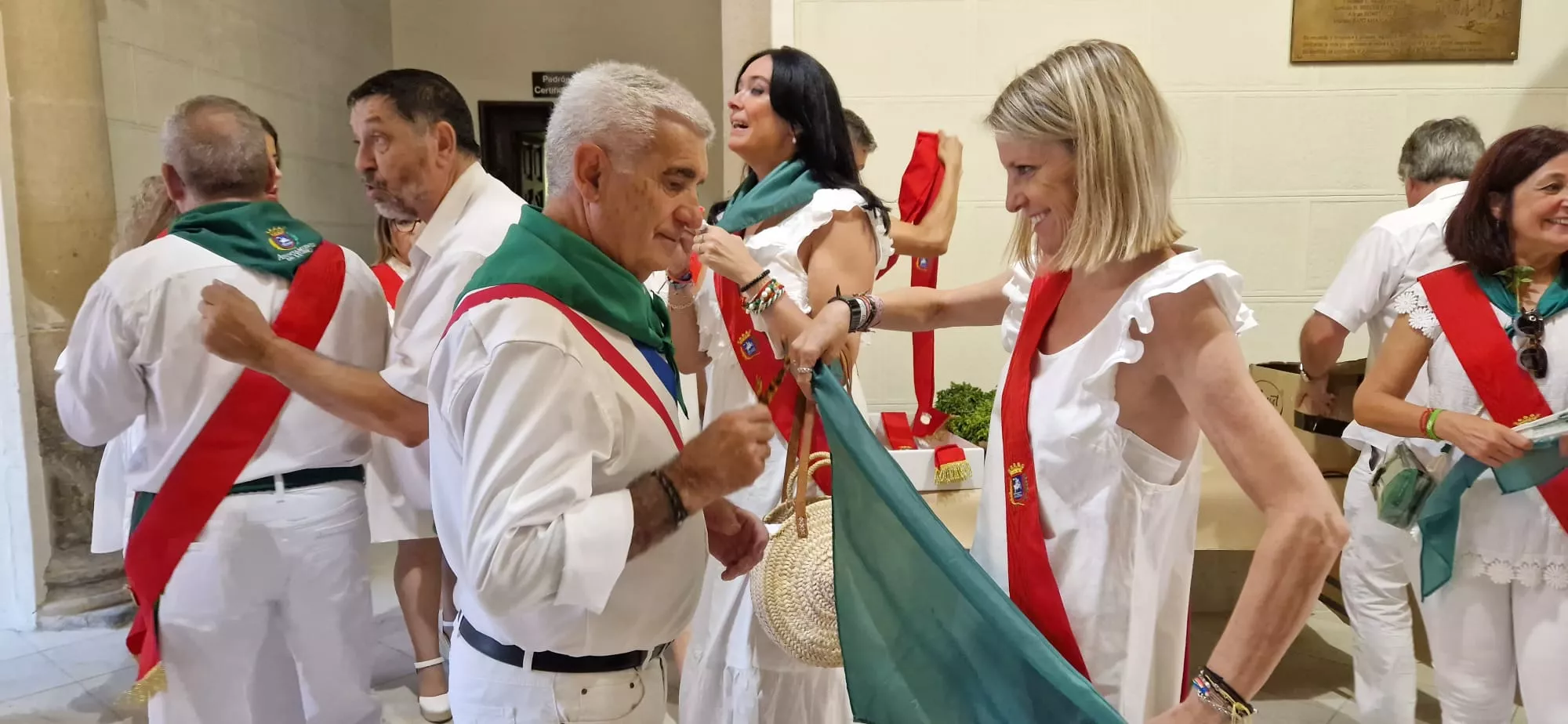 Acto del solemne izado de las banderas en el Ayuntamiento