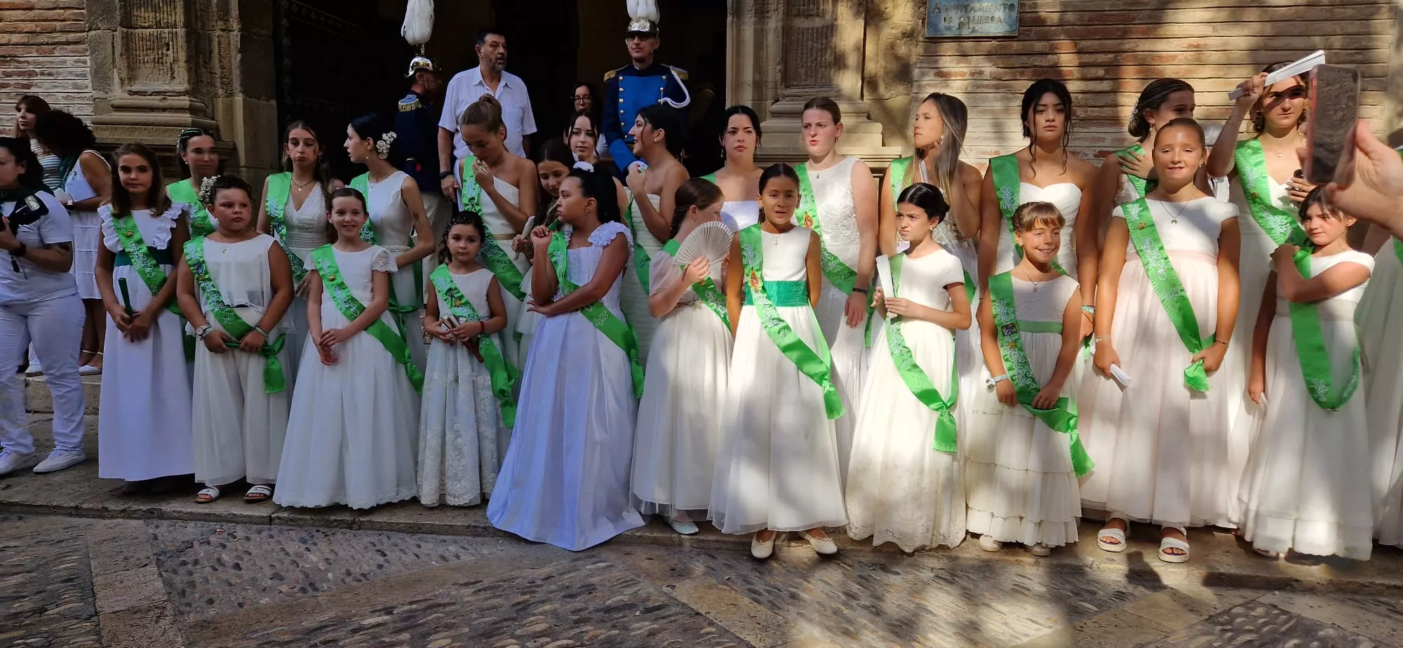 Acto del solemne izado de las banderas en el Ayuntamiento