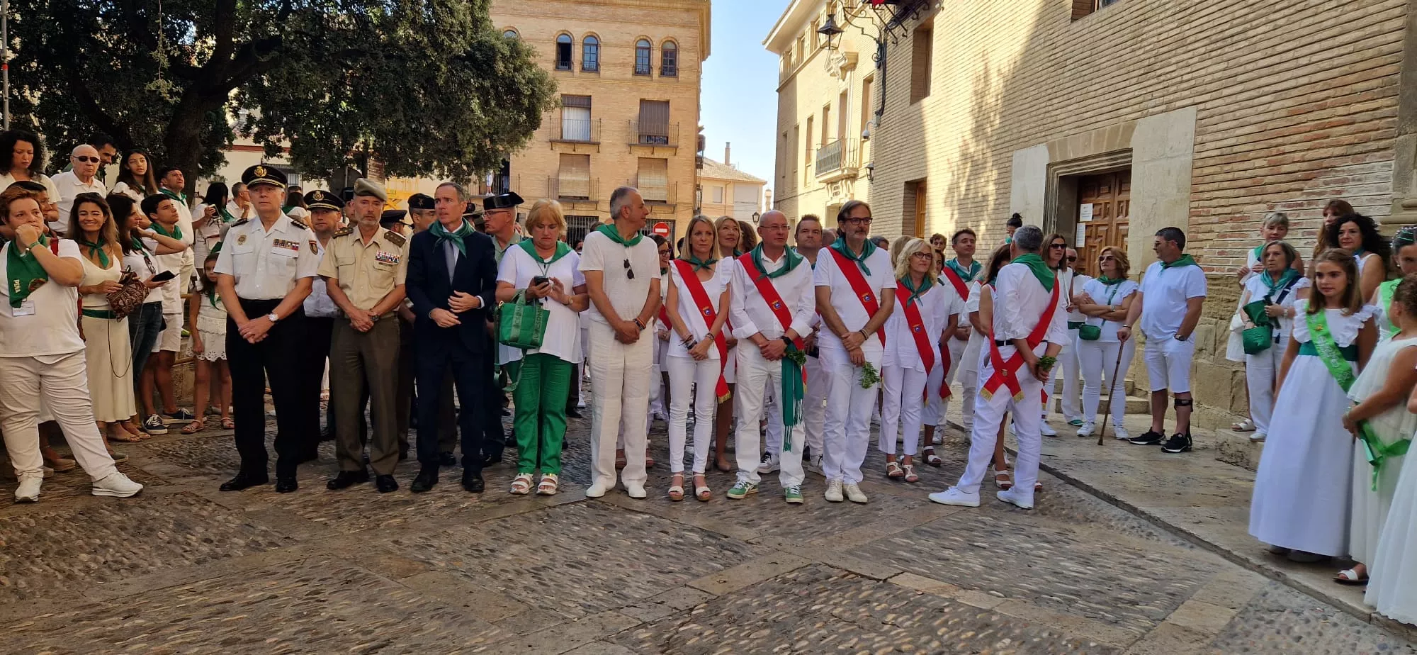 Acto del solemne izado de las banderas en el Ayuntamiento