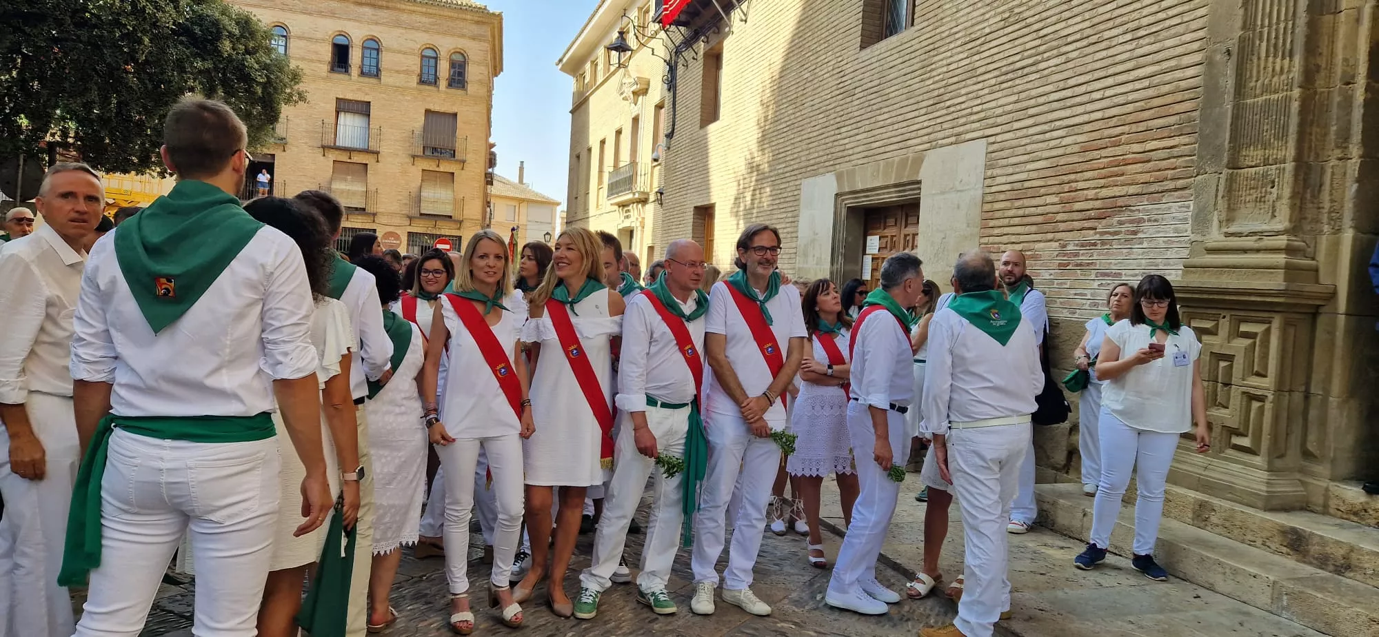 Acto del solemne izado de las banderas en el Ayuntamiento