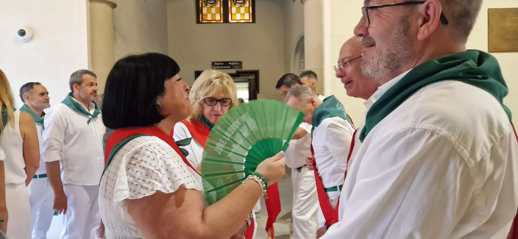 Acto del solemne izado de las banderas en el Ayuntamiento
