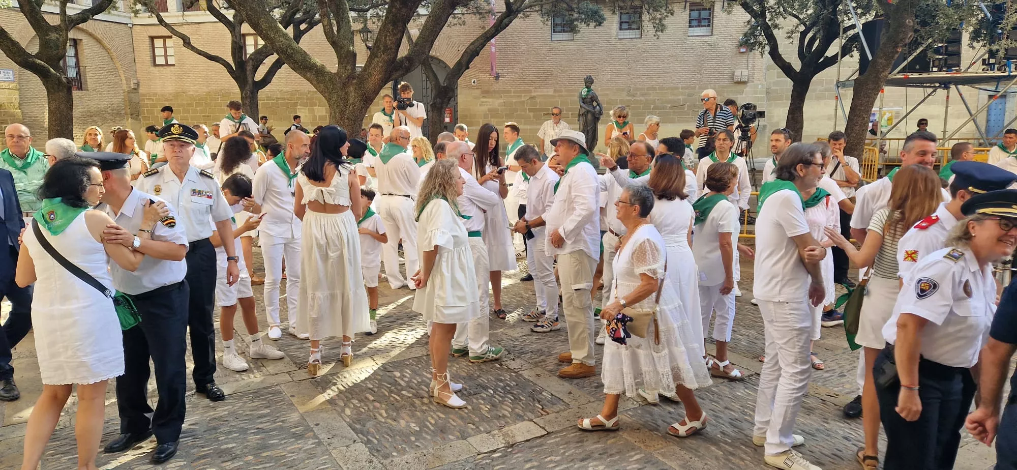 Acto del solemne izado de las banderas en el Ayuntamiento