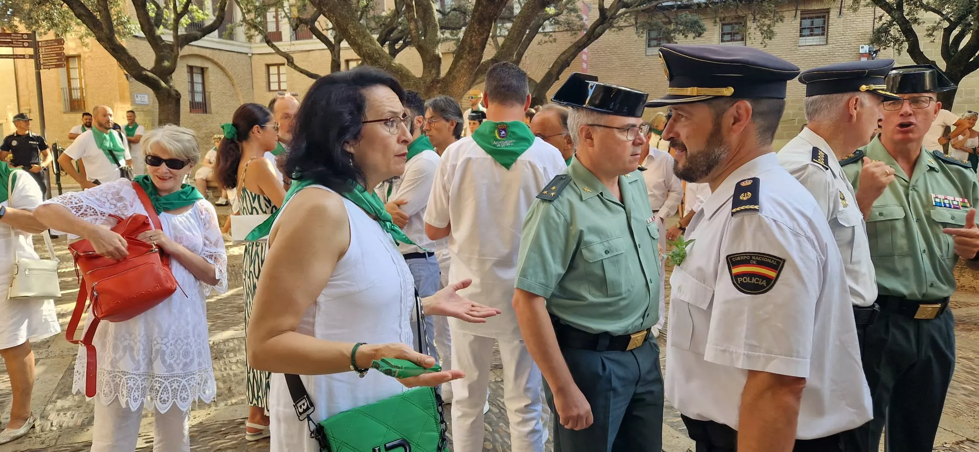 Acto del solemne izado de las banderas en el Ayuntamiento