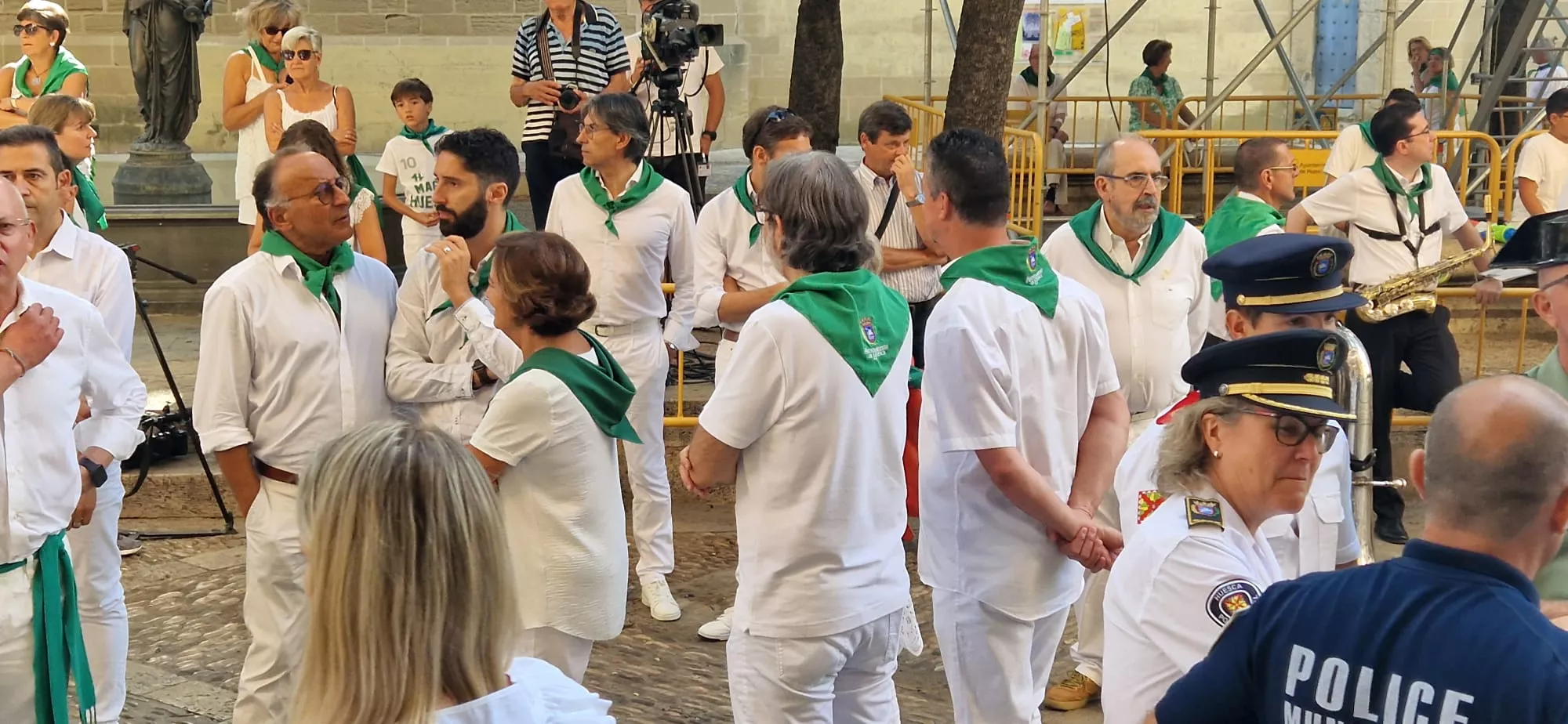 Acto del solemne izado de las banderas en el Ayuntamiento