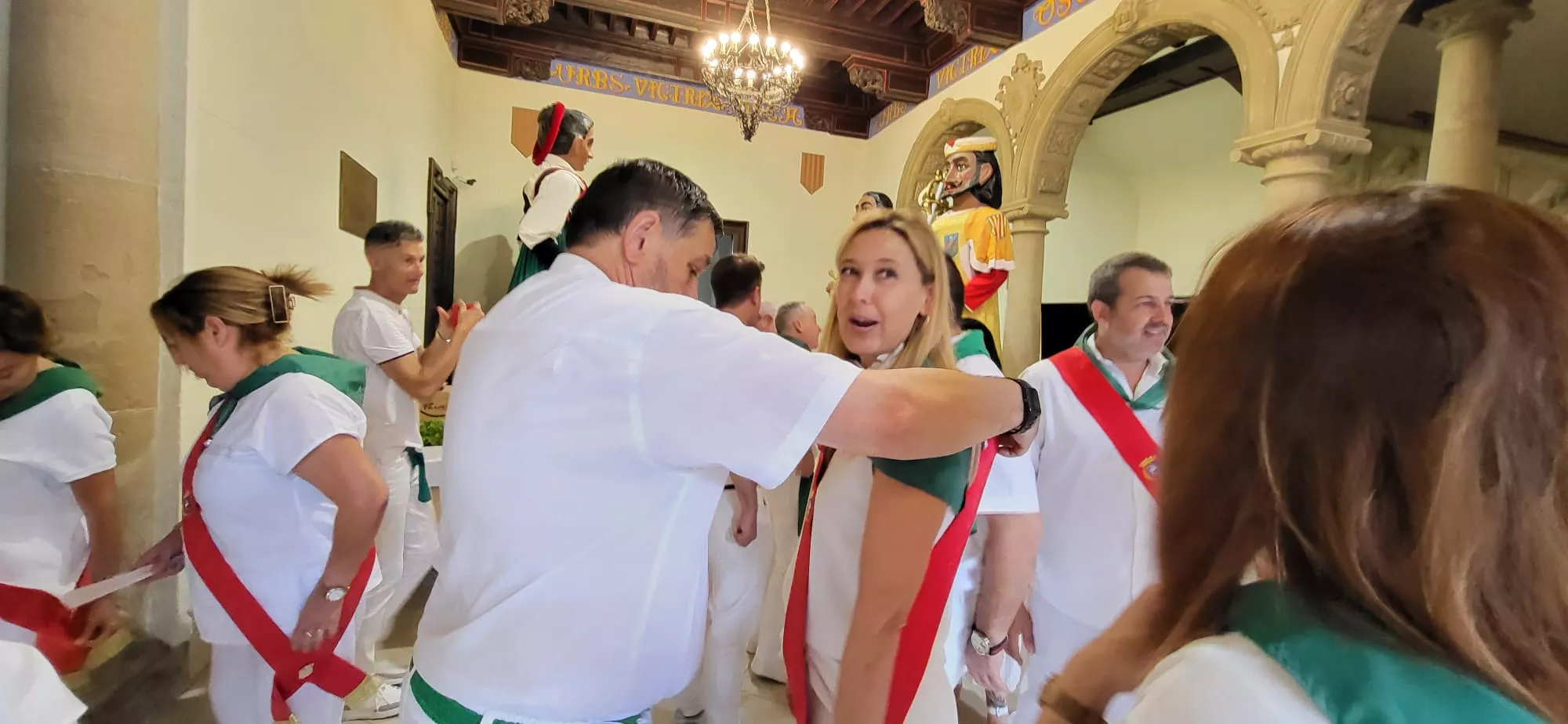 Acto del solemne izado de las banderas en el Ayuntamiento