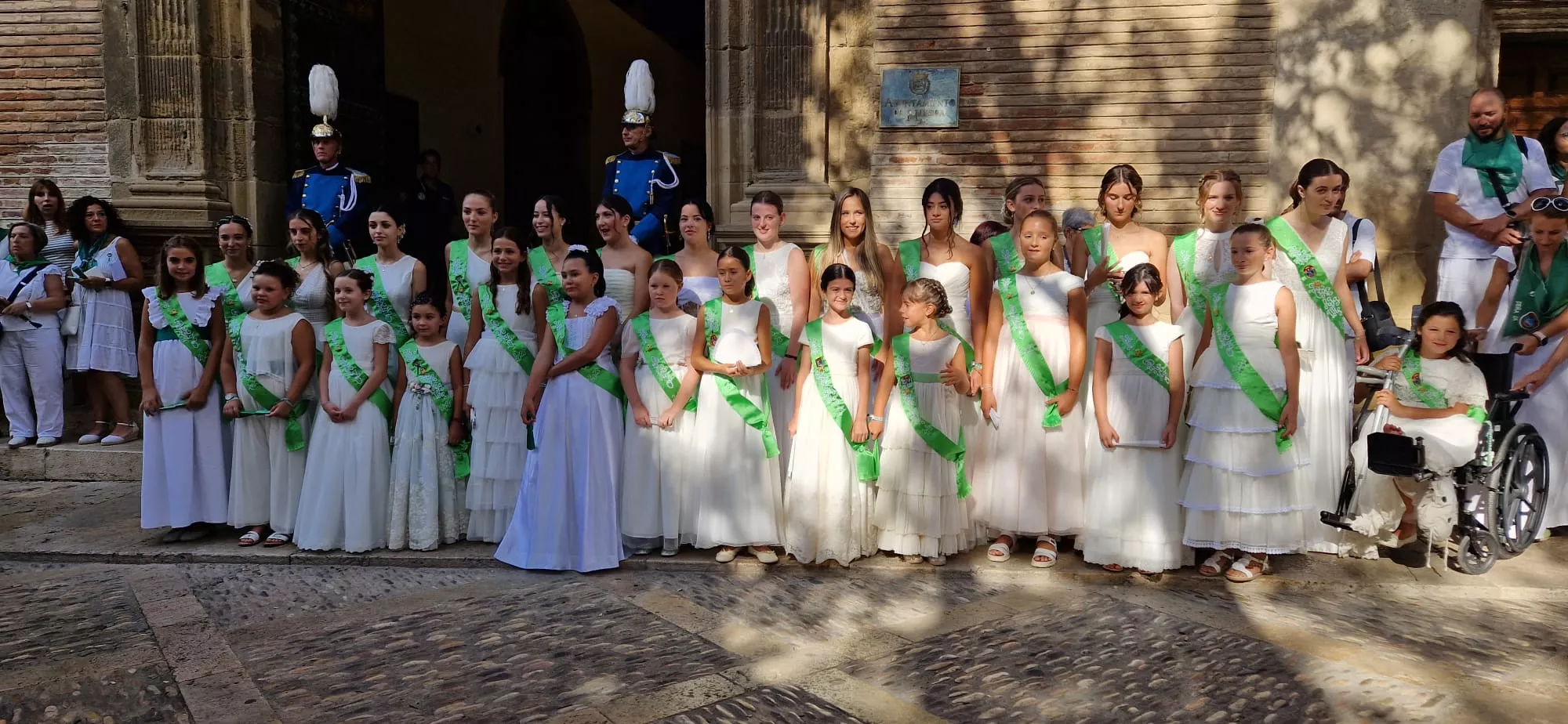 Acto del solemne izado de las banderas en el Ayuntamiento