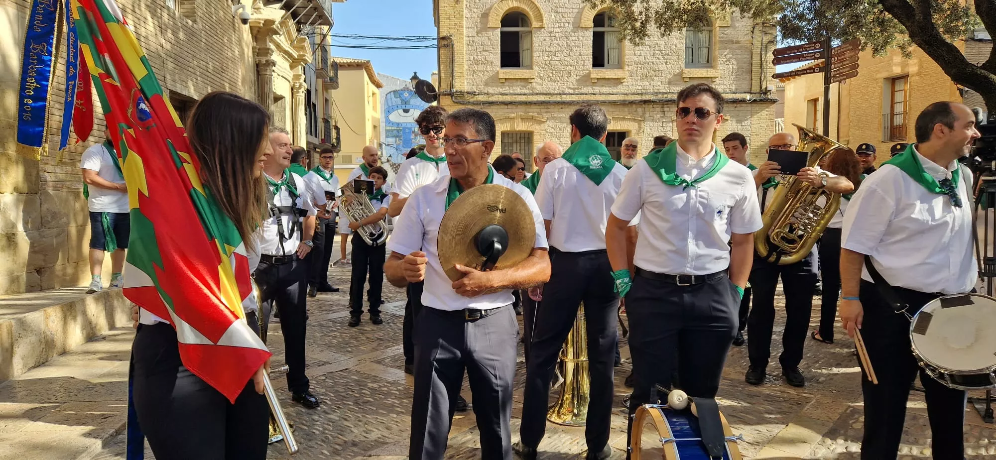 Acto del solemne izado de las banderas en el Ayuntamiento