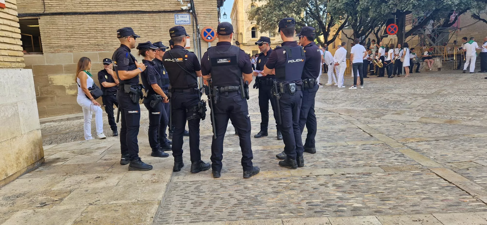 Acto del solemne izado de las banderas en el Ayuntamiento