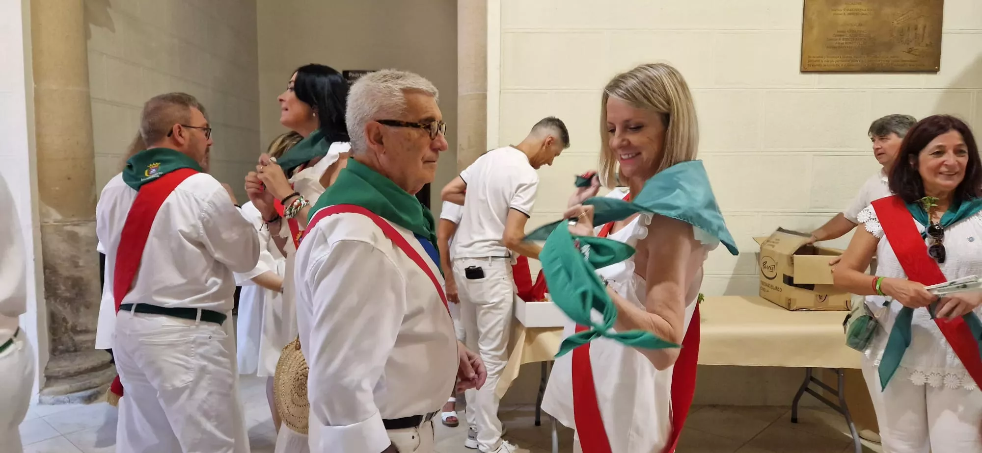 Acto del solemne izado de las banderas en el Ayuntamiento