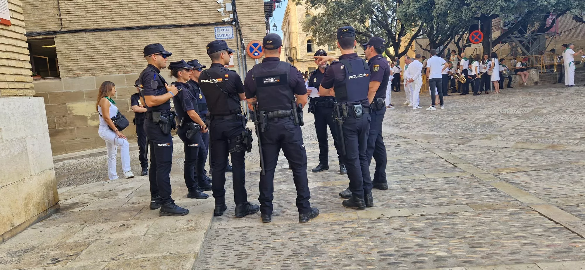 Acto del solemne izado de las banderas en el Ayuntamiento. Dos denuncias en Huesca y un detenido por supuesta agresión sexual