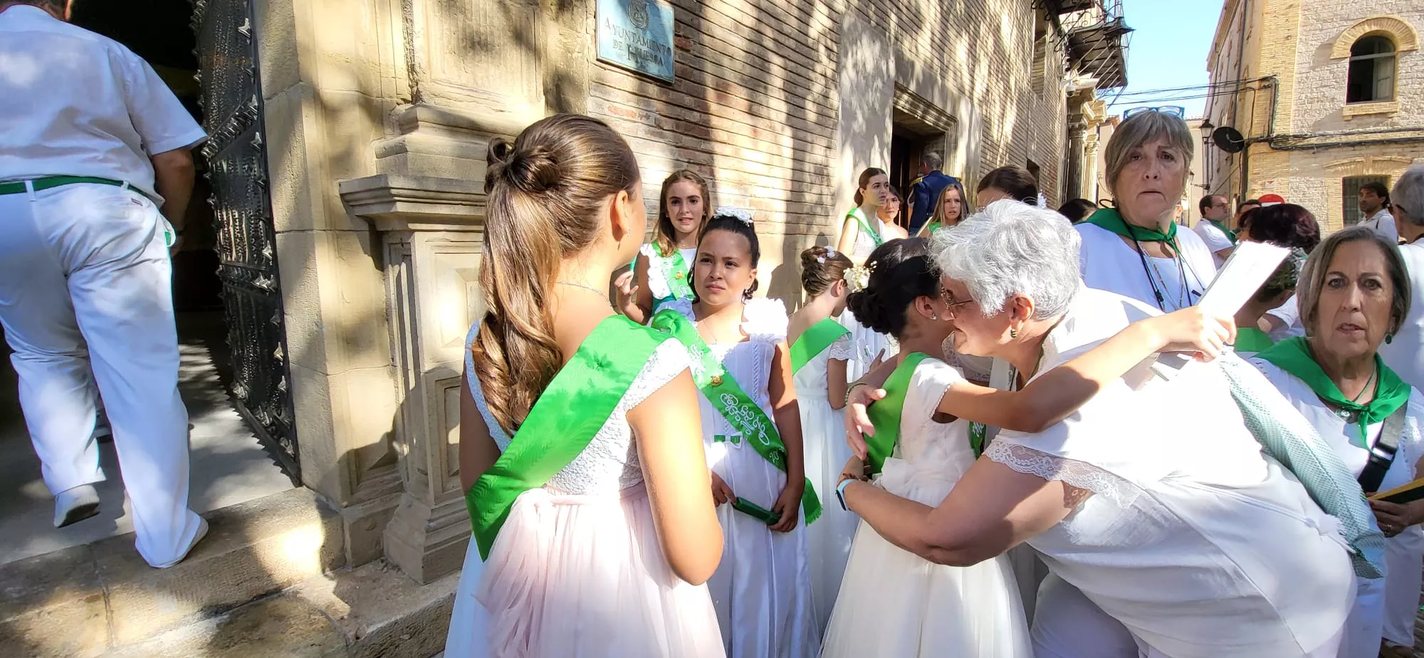Acto del solemne izado de las banderas en el Ayuntamiento