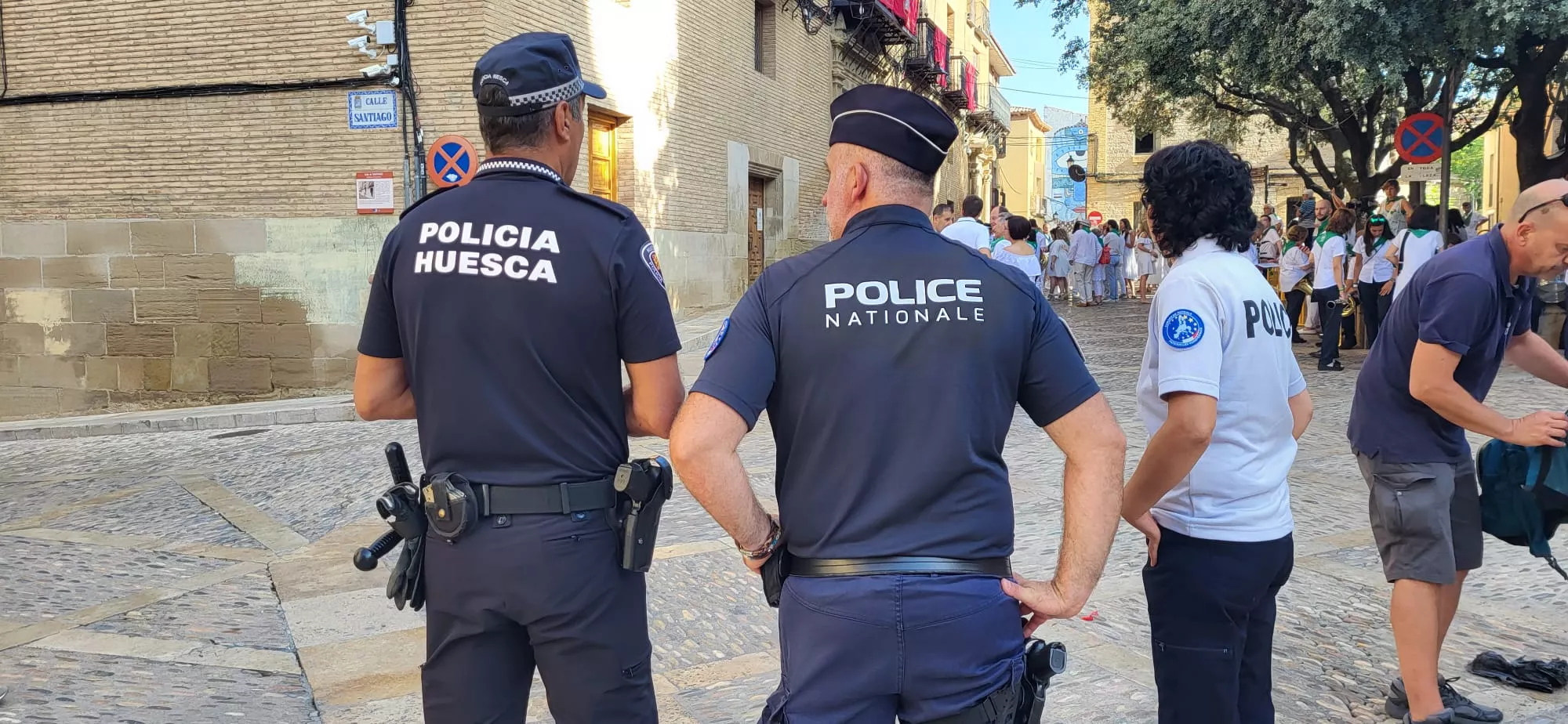 Acto del solemne izado de las banderas en el Ayuntamiento